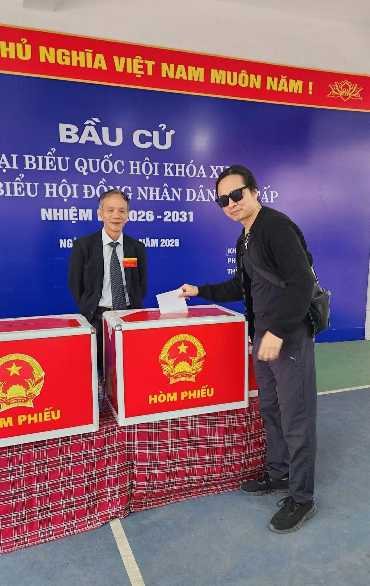 Văn nghệ sĩ nô nức đi bầu cử, gửi gắm niềm tin vào tương lai đất nước - Ảnh 9.