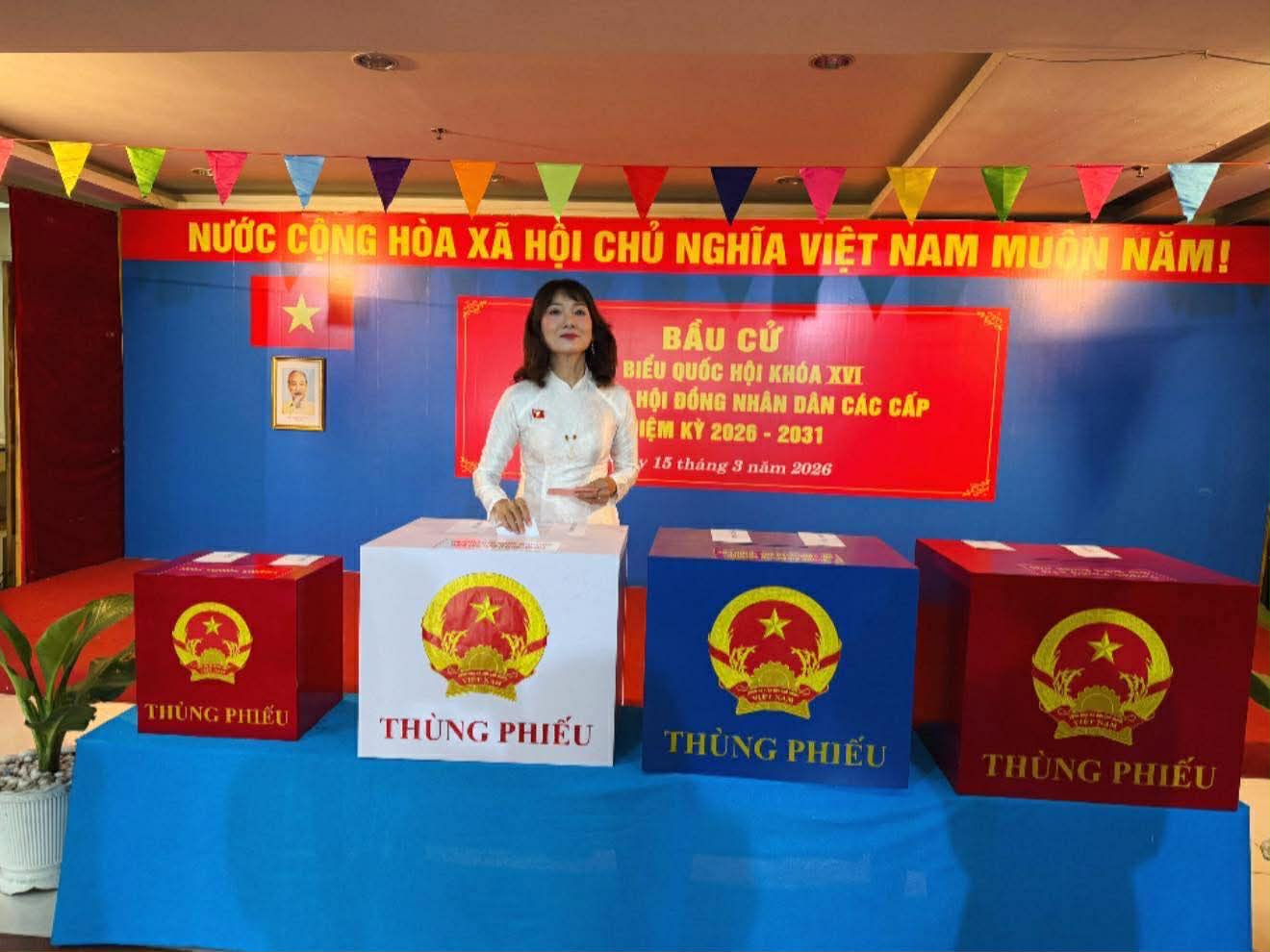 Văn nghệ sĩ nô nức đi bầu cử, gửi gắm niềm tin vào tương lai đất nước - Ảnh 8.