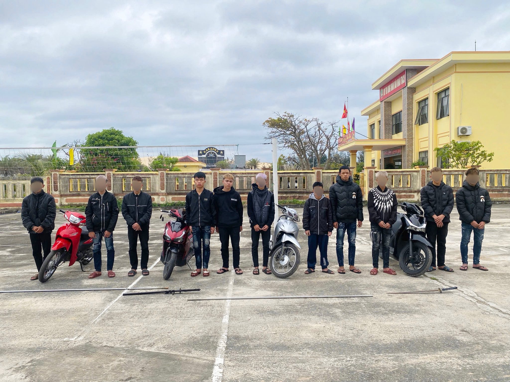 Nhóm thanh niên mang kiếm rượt chém người gây thương tích ở Quảng Trị - Ảnh 1. Nhóm thanh niên mang kiếm rượt chém người gây thương tích ở Quảng Trị - Ảnh 1.