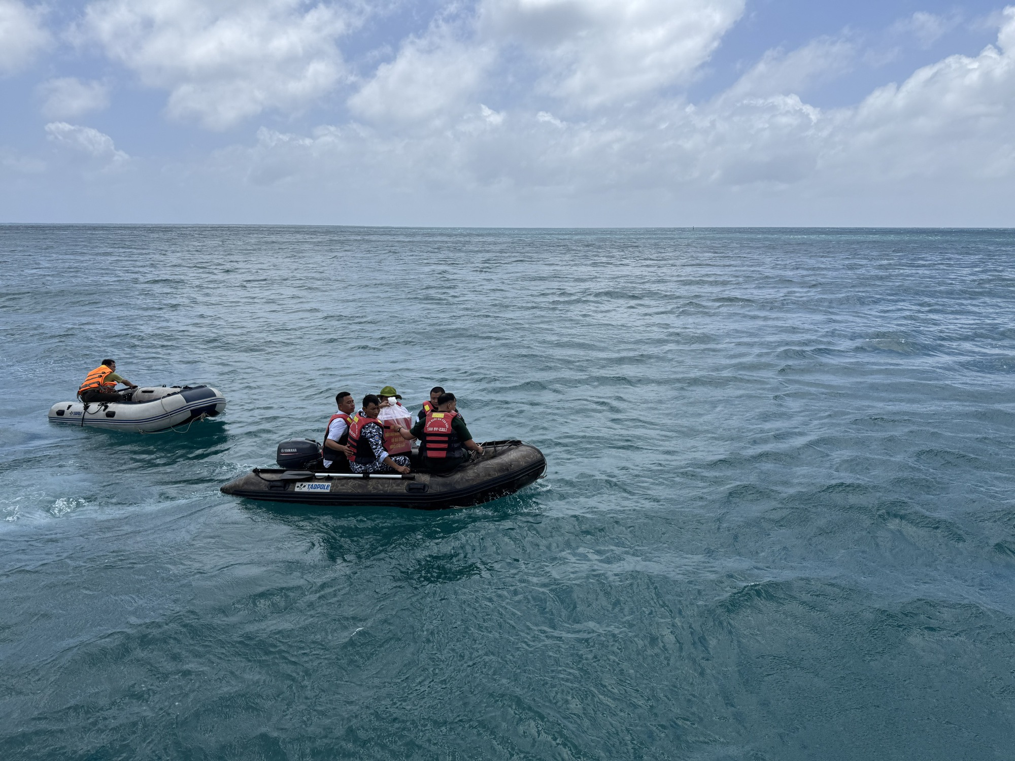 Vượt s&oacute;ng đưa th&ugrave;ng phiếu đến cử tri: Quyền bầu cử kh&ocirc;ng bi&ecirc;n giới - Ảnh 1.