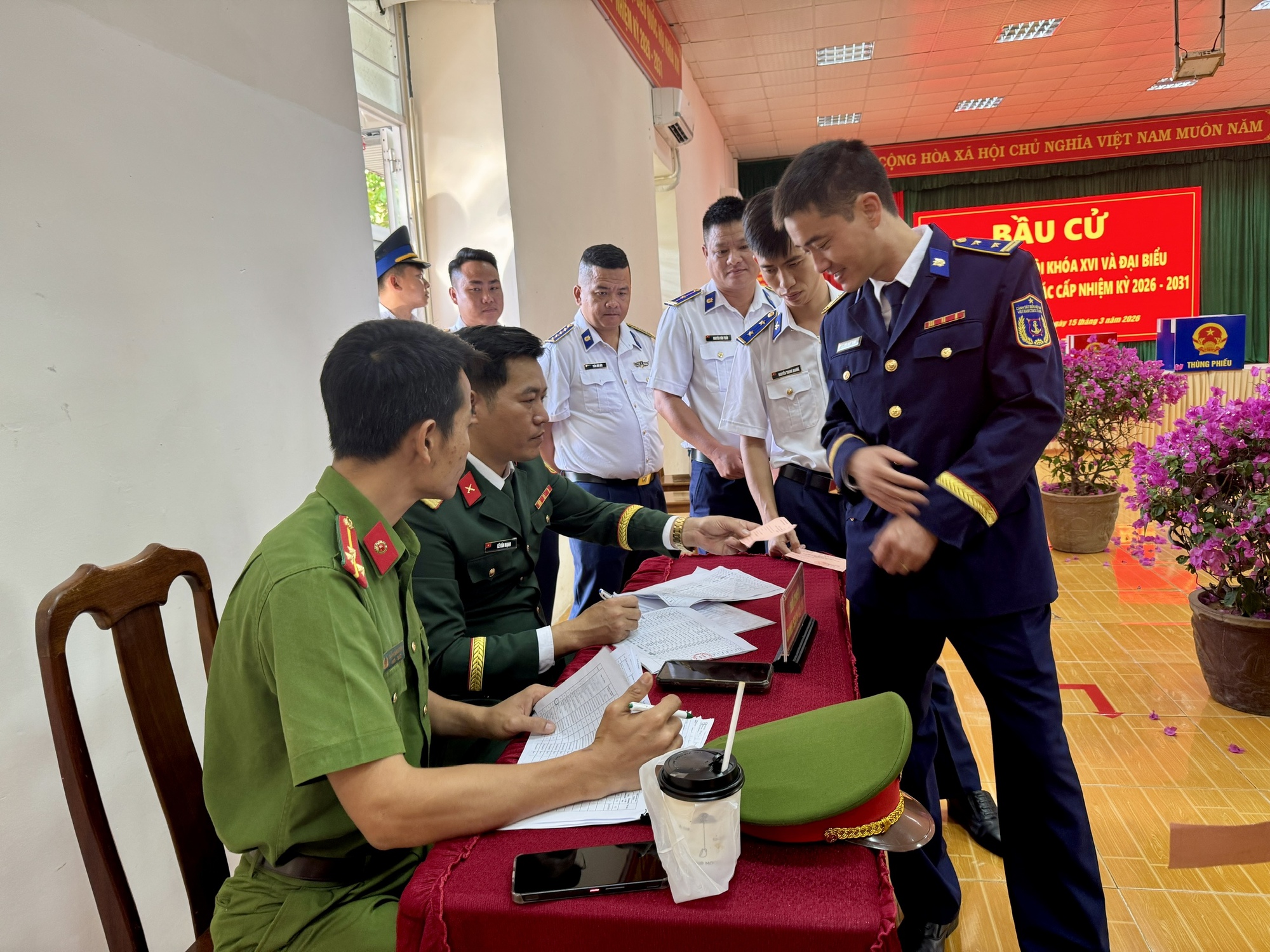 Cử tri Đặc khu Côn Đảo nô nức tham gia ngày bầu cử 2026 - Ảnh 9. Cử tri Đặc khu Côn Đảo nô nức tham gia ngày bầu cử 2026 - Ảnh 9.