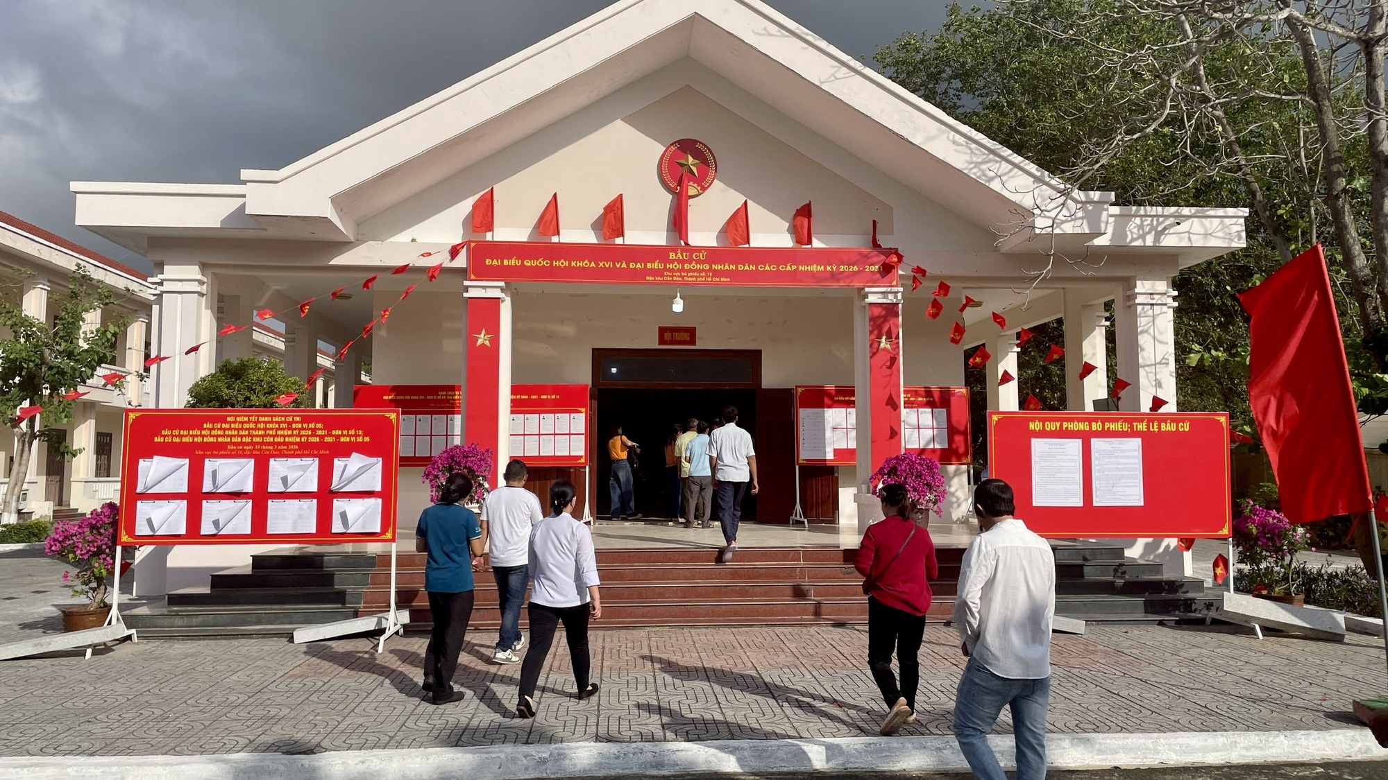 Cử tri Đặc khu Côn Đảo nô nức tham gia ngày bầu cử 2026 - Ảnh 1. Cử tri Đặc khu Côn Đảo nô nức tham gia ngày bầu cử 2026 - Ảnh 1.