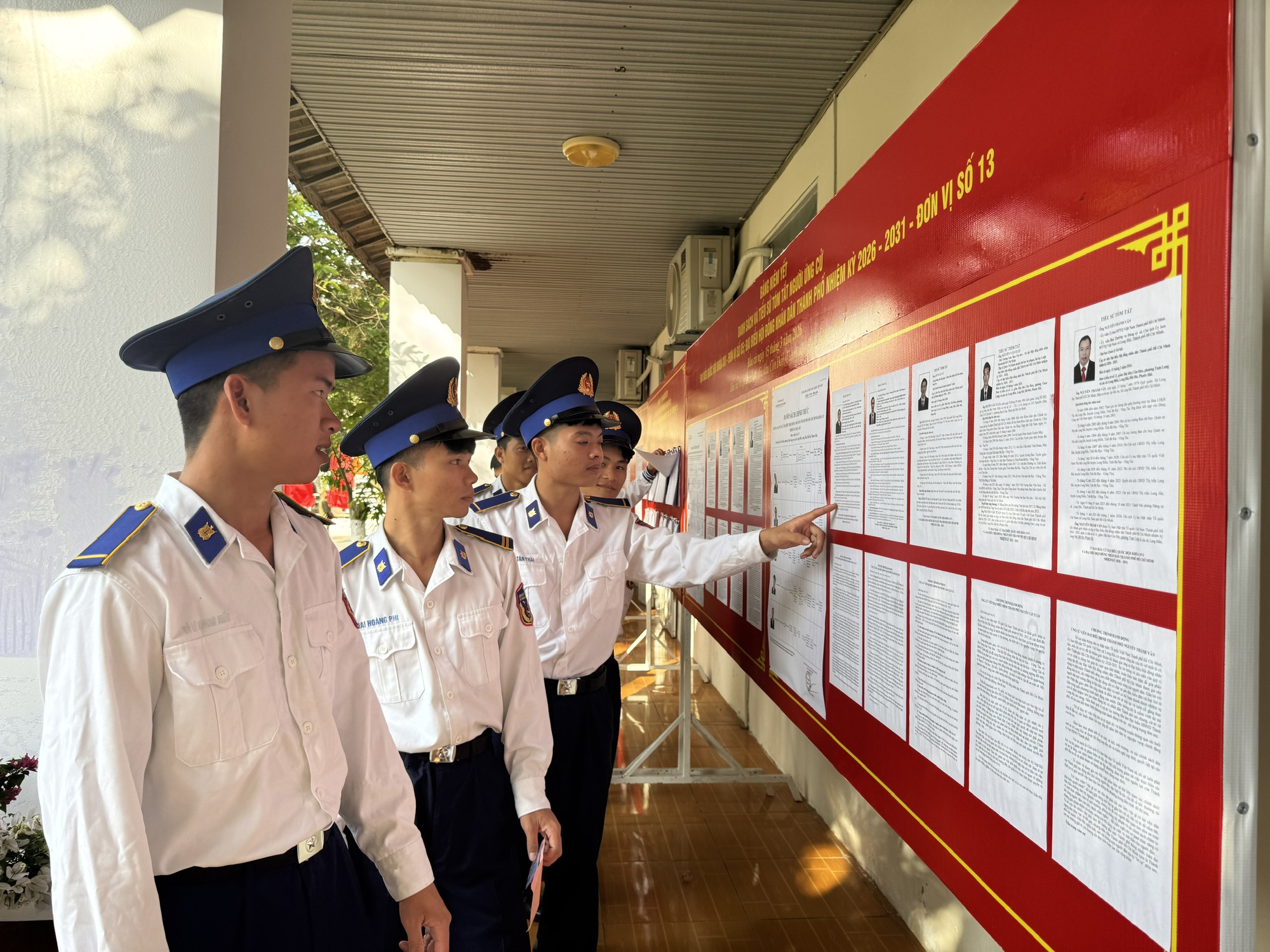 Cử tri Đặc khu Côn Đảo nô nức tham gia ngày bầu cử 2026 - Ảnh 8. Cử tri Đặc khu Côn Đảo nô nức tham gia ngày bầu cử 2026 - Ảnh 8.