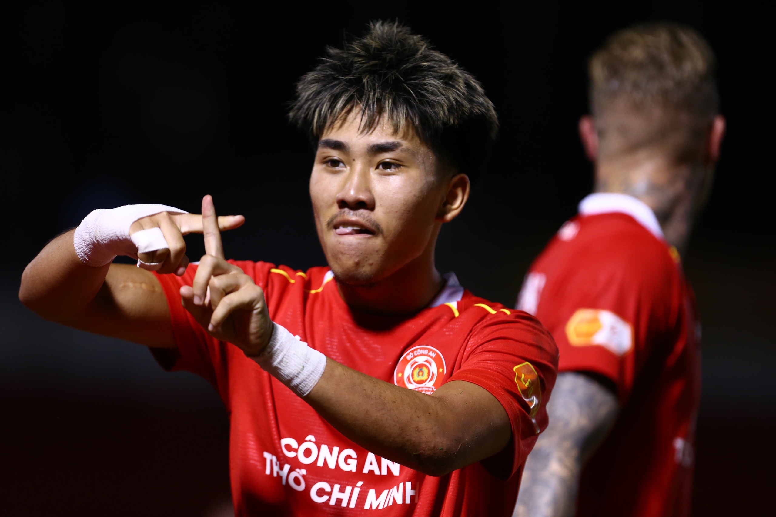 Khoa Ng&ocirc; ghi b&agrave;n b&agrave;n duy nhất cho CA TP HCM trong ng&agrave;y HLV Kim Sang-sik  "xem gi&ograve;"