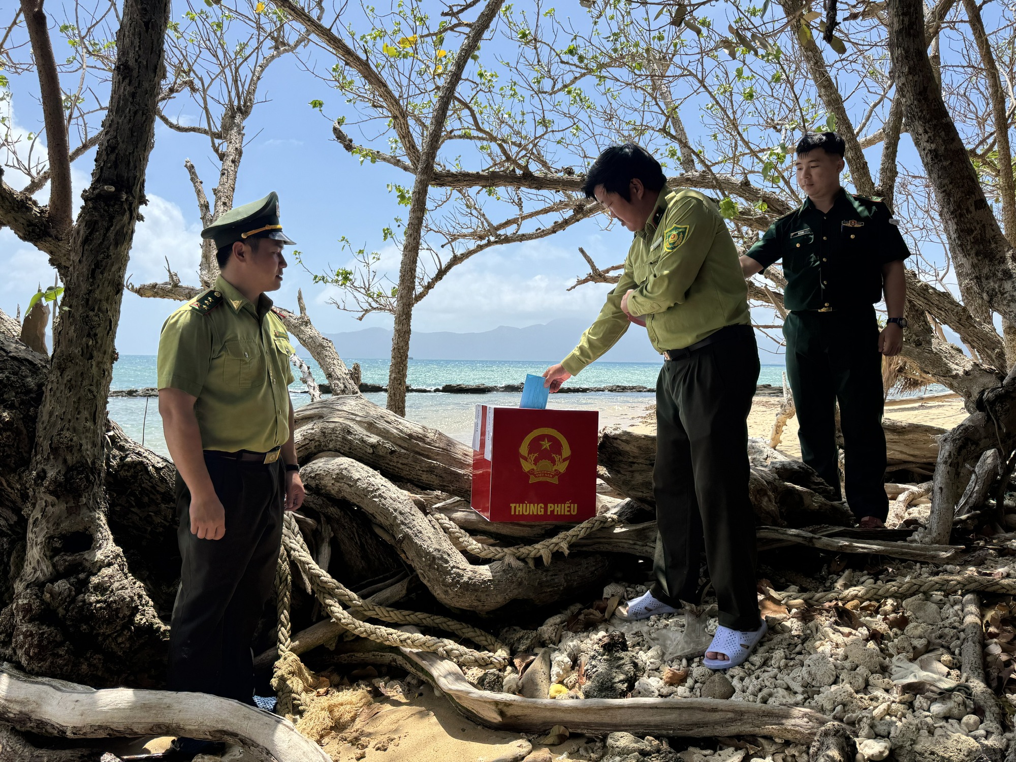 Vượt s&oacute;ng đưa th&ugrave;ng phiếu đến cử tri: Quyền bầu cử kh&ocirc;ng bi&ecirc;n giới - Ảnh 2.