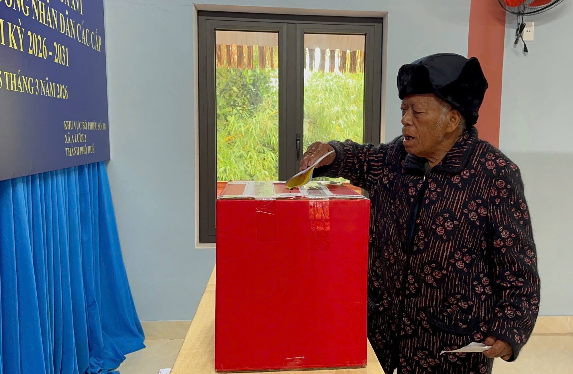 Hình ảnh dễ thương trong ngày hội bầu cử ở xã biên giới - Ảnh 10.