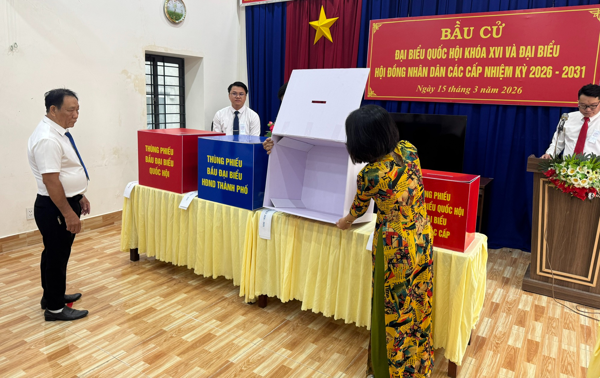 Cử tri Đặc khu Côn Đảo nô nức tham gia ngày bầu cử 2026 - Ảnh 7. Cử tri Đặc khu Côn Đảo nô nức tham gia ngày bầu cử 2026 - Ảnh 7.