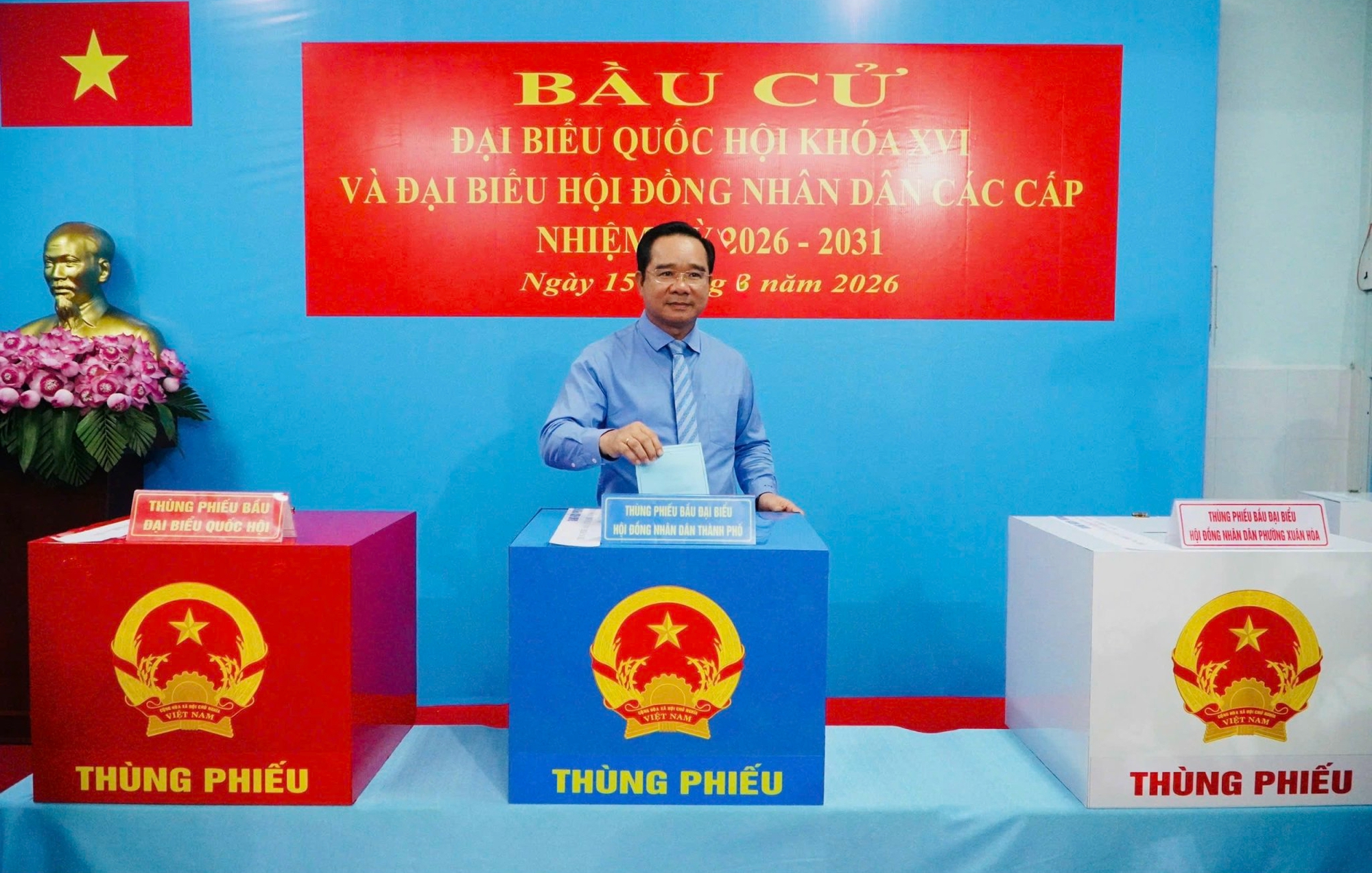 H&igrave;nh ảnh l&atilde;nh đạo TPHCM tham gia bầu cử - Ảnh 1.