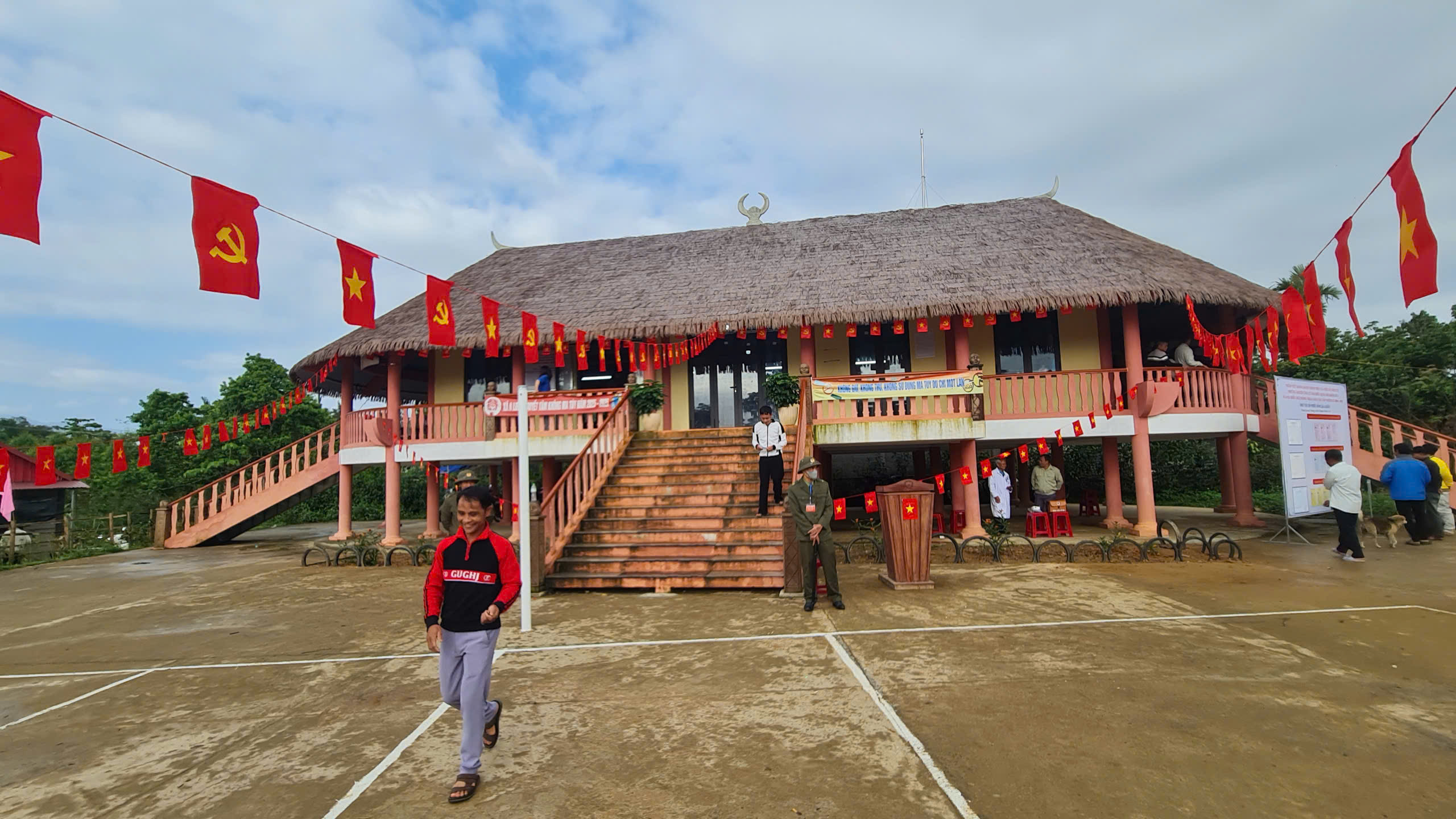 Hình ảnh dễ thương trong ngày hội bầu cử ở xã biên giới - Ảnh 1.