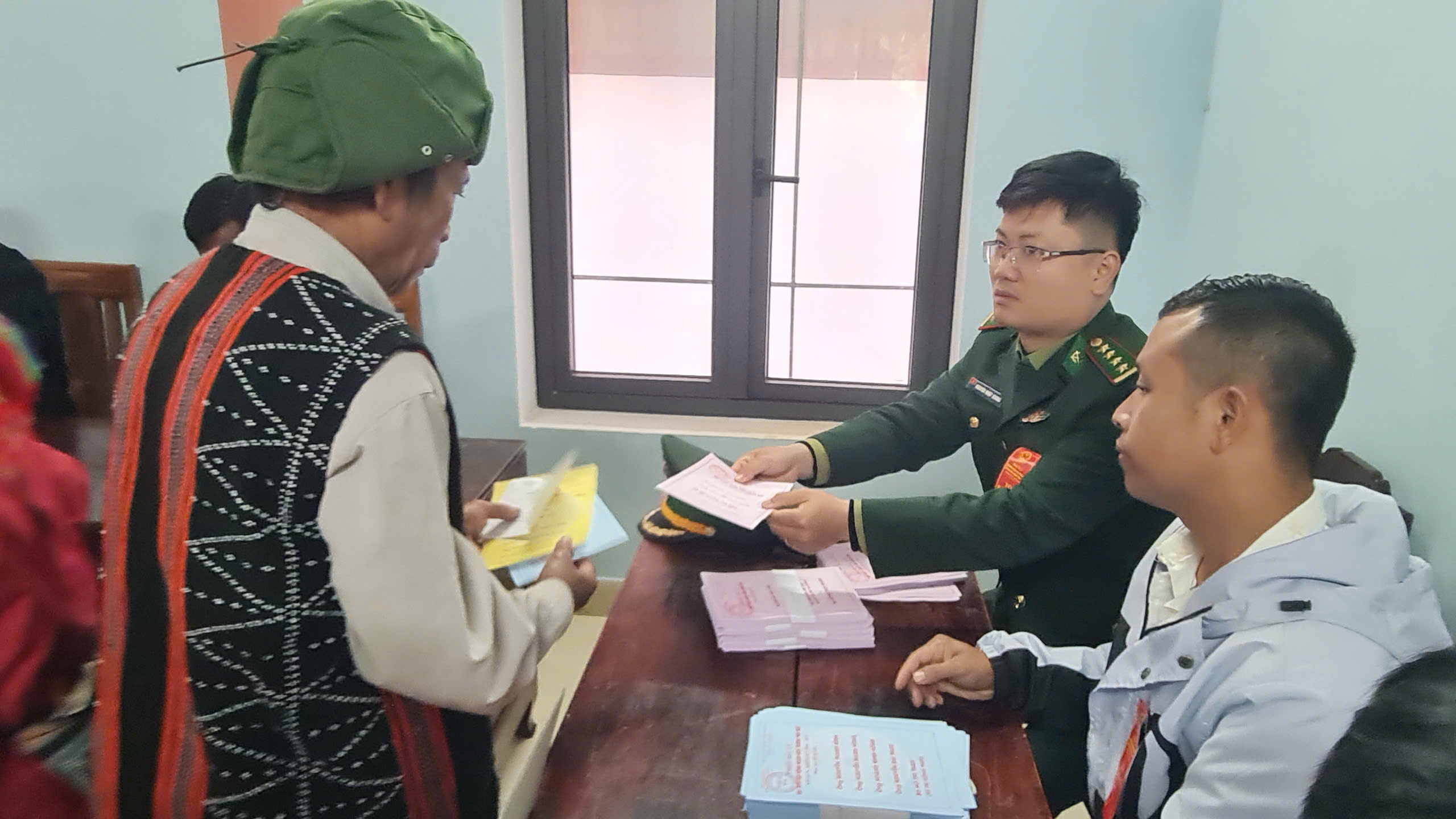 Hình ảnh dễ thương trong ngày hội bầu cử ở xã biên giới - Ảnh 9.