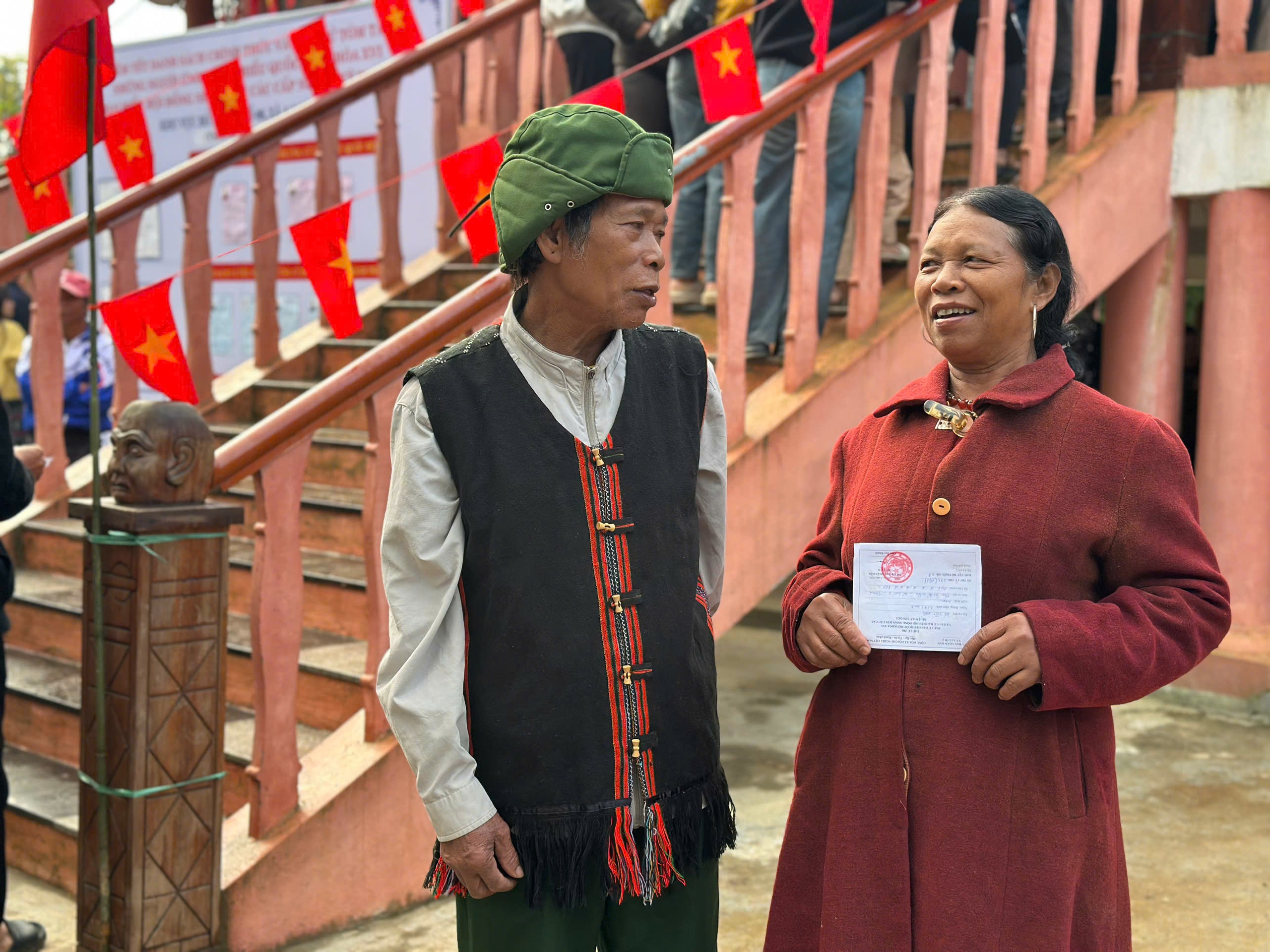 Hình ảnh dễ thương trong ngày hội bầu cử ở xã biên giới - Ảnh 6.