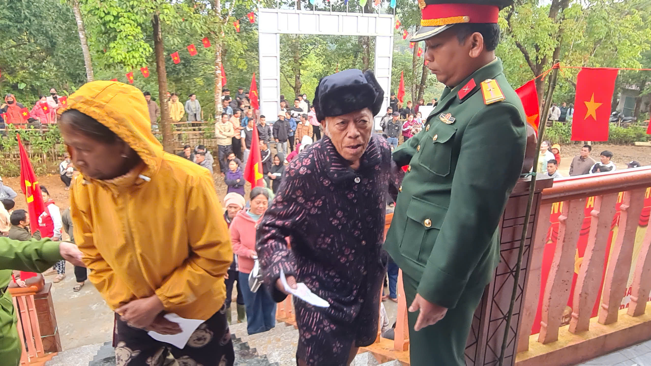 Hình ảnh dễ thương trong ngày hội bầu cử ở xã biên giới - Ảnh 3.