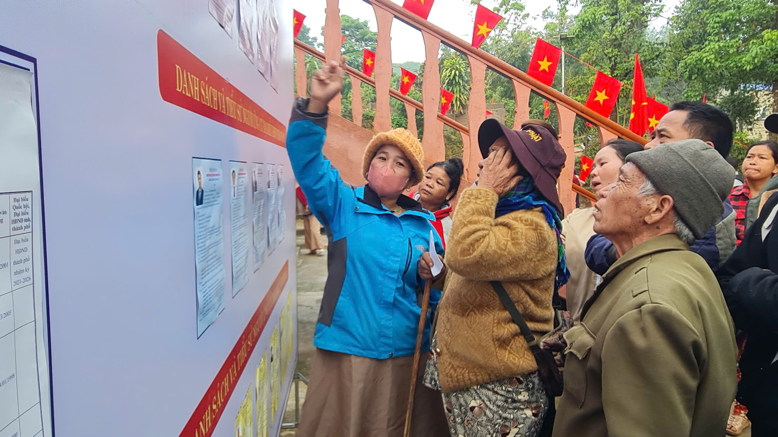 Hình ảnh dễ thương trong ngày hội bầu cử ở xã biên giới - Ảnh 5.