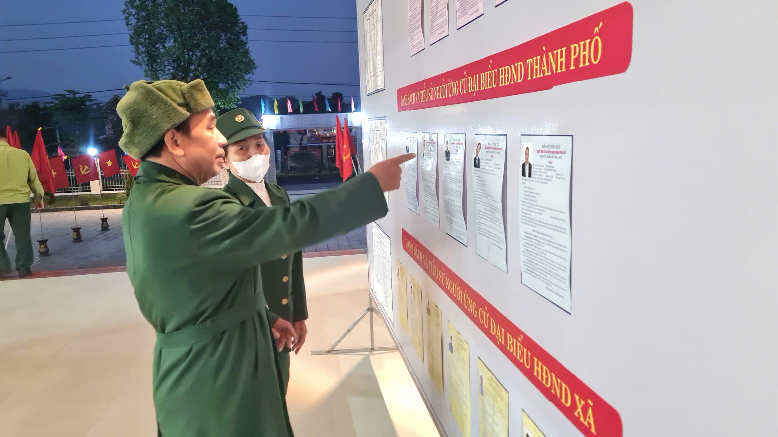 Hình ảnh dễ thương trong ngày hội bầu cử ở xã biên giới - Ảnh 4.