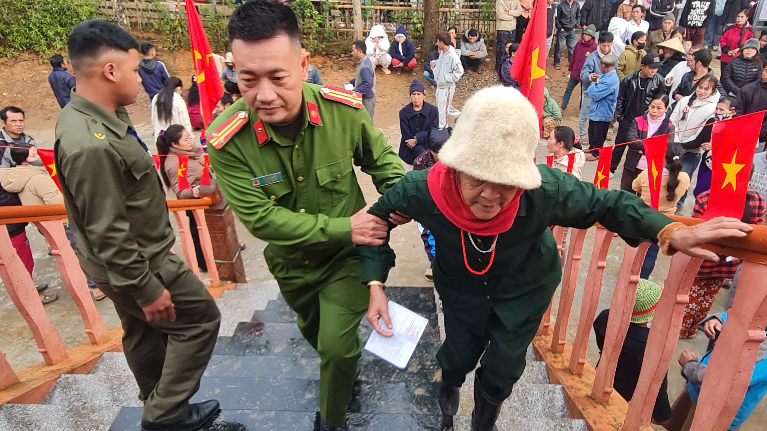 Hình ảnh dễ thương trong ngày hội bầu cử ở xã biên giới - Ảnh 2.