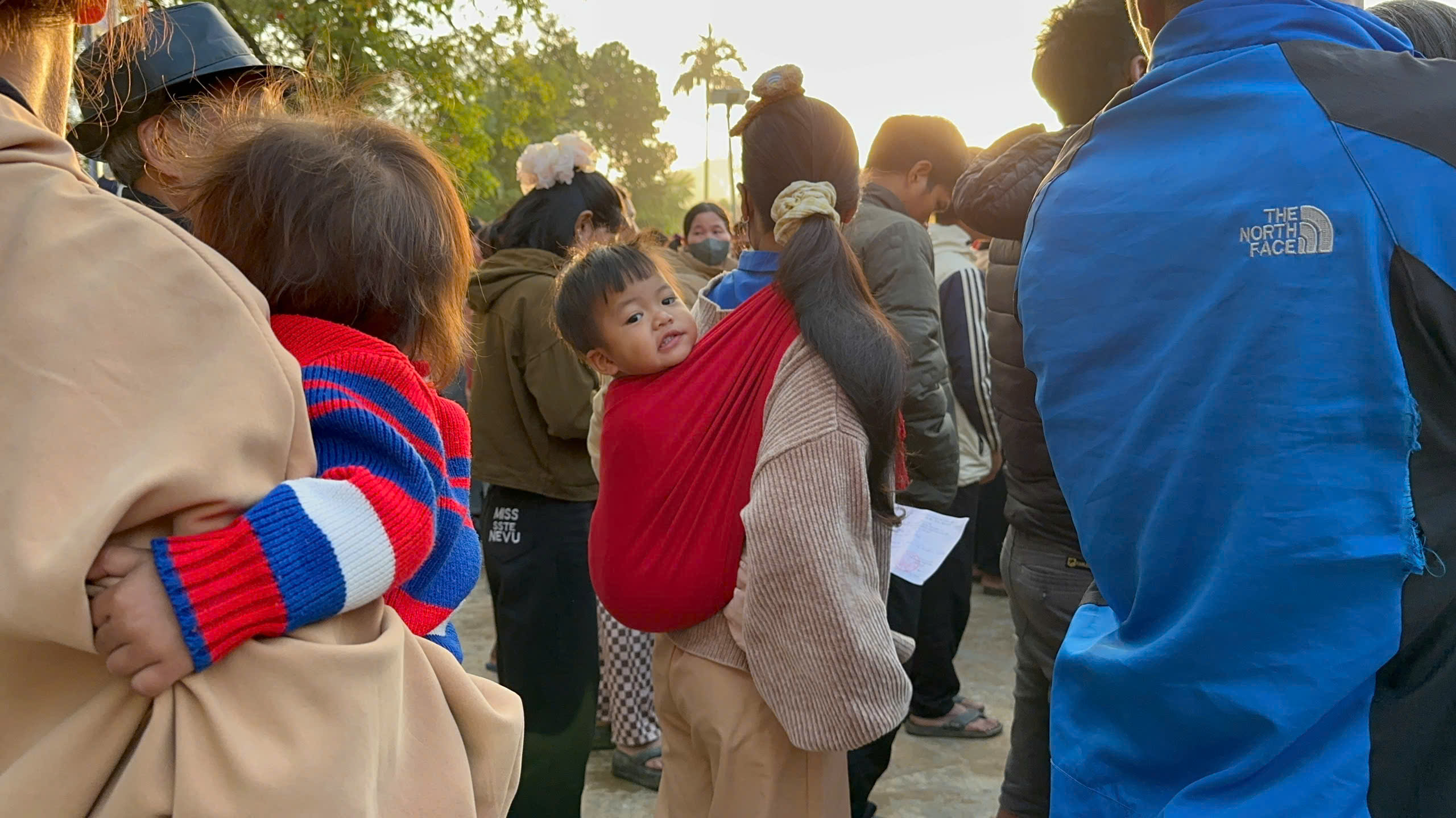 Hình ảnh dễ thương trong ngày hội bầu cử ở xã biên giới - Ảnh 8.