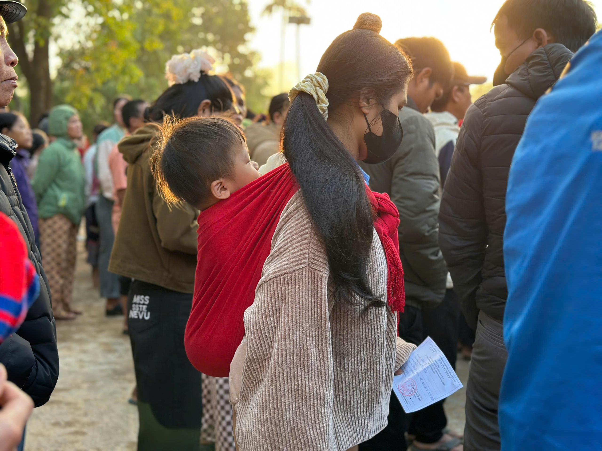 Hình ảnh dễ thương trong ngày hội bầu cử ở xã biên giới - Ảnh 7.