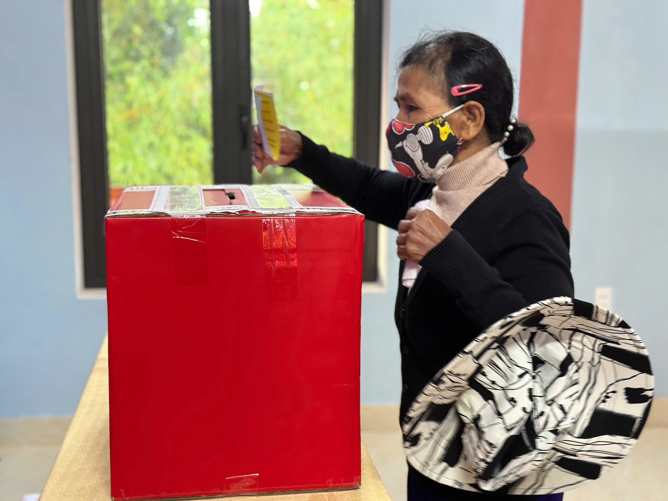 Hình ảnh dễ thương trong ngày hội bầu cử ở xã biên giới - Ảnh 11.