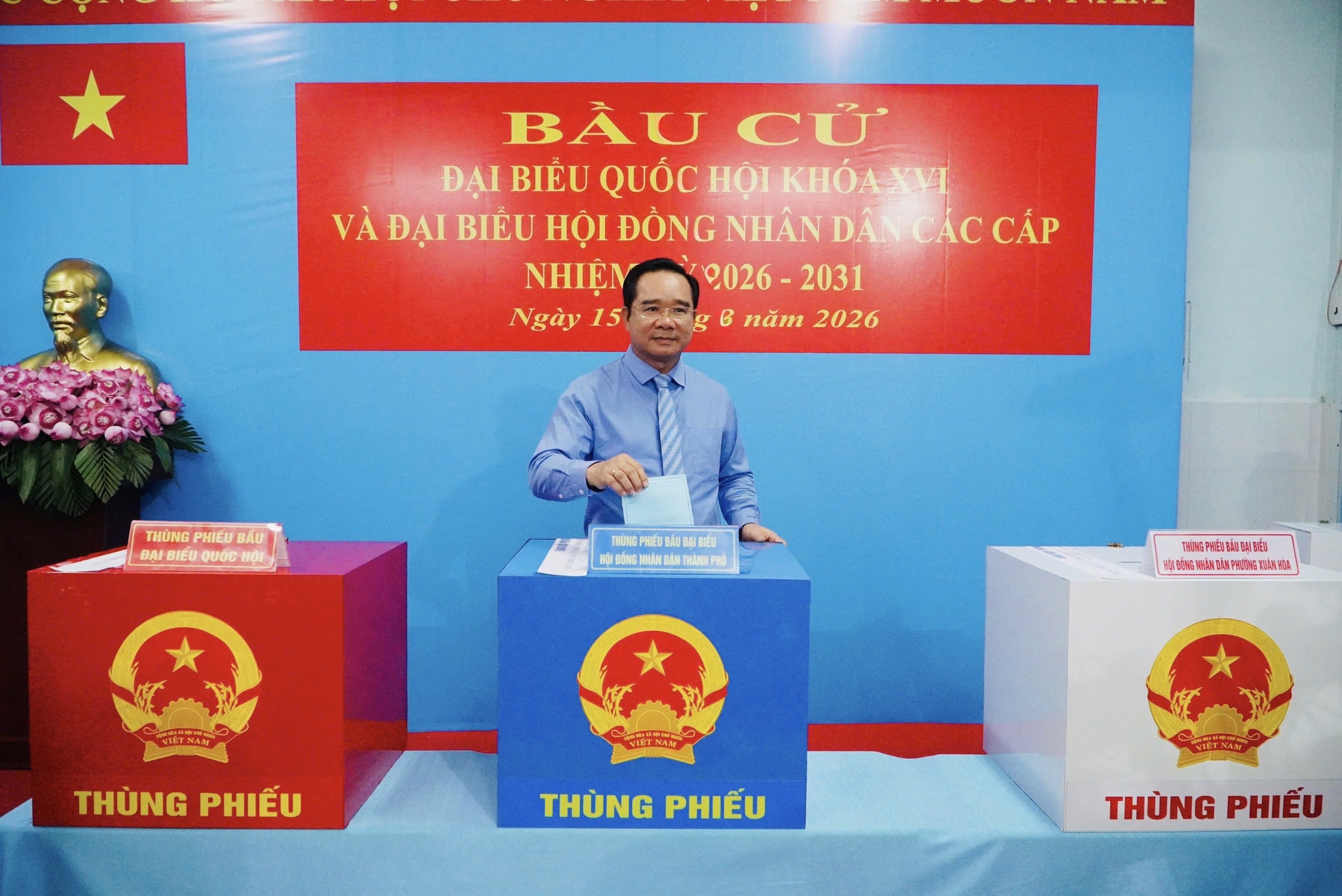 Nguy&ecirc;n Thủ tướng Nguyễn Tấn Dũng v&agrave; Chủ tịch UBND TPHCM Nguyễn Văn Được bầu cử tại phường Xu&acirc;n H&ograve;a - Ảnh 7.
