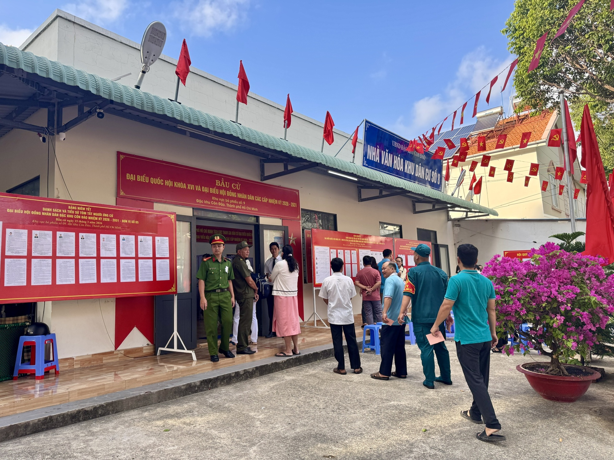 Cử tri Đặc khu Côn Đảo nô nức tham gia ngày bầu cử 2026 - Ảnh 2. Cử tri Đặc khu Côn Đảo nô nức tham gia ngày bầu cử 2026 - Ảnh 2.