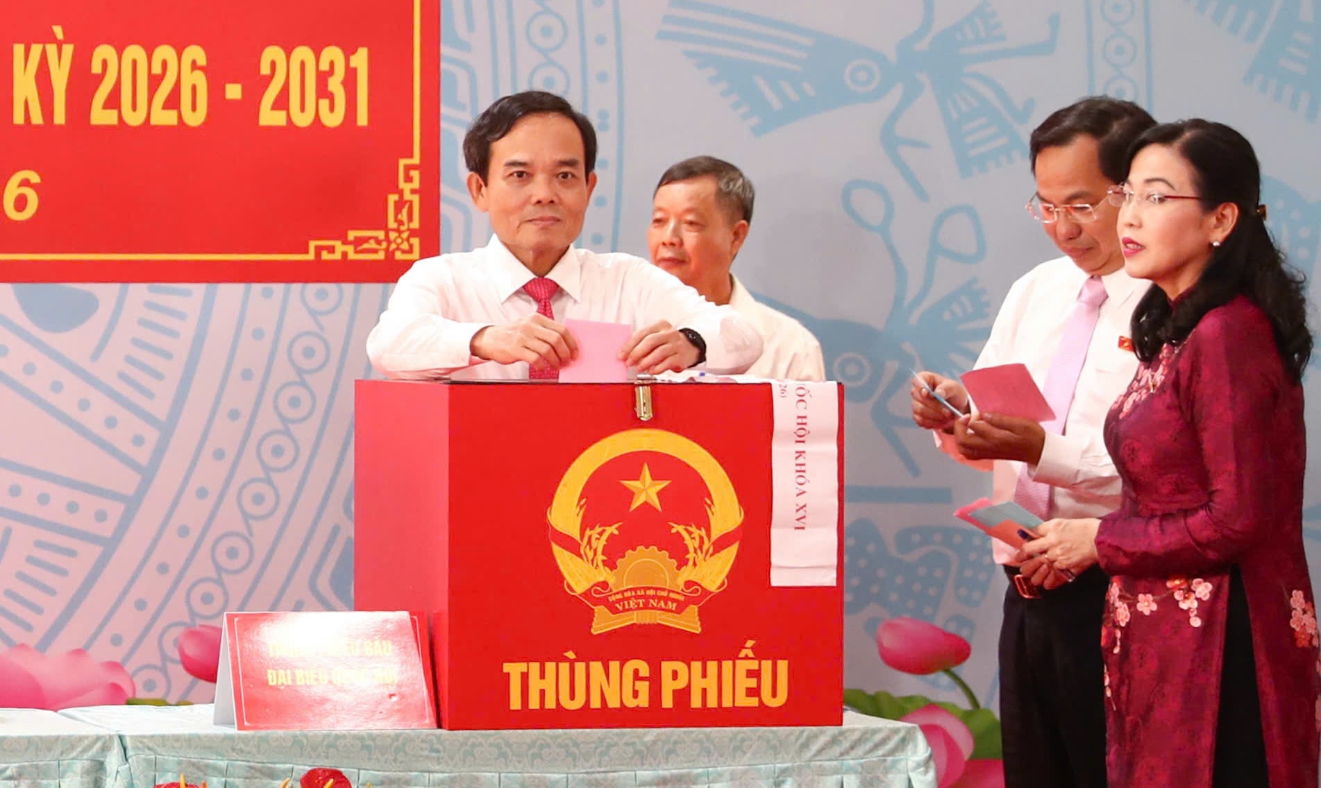 Chủ tịch Quốc hội, B&iacute; thư Th&agrave;nh ủy TPHCM bỏ phiếu bầu cử tại x&atilde; H&oacute;c M&ocirc;n - Ảnh 6.