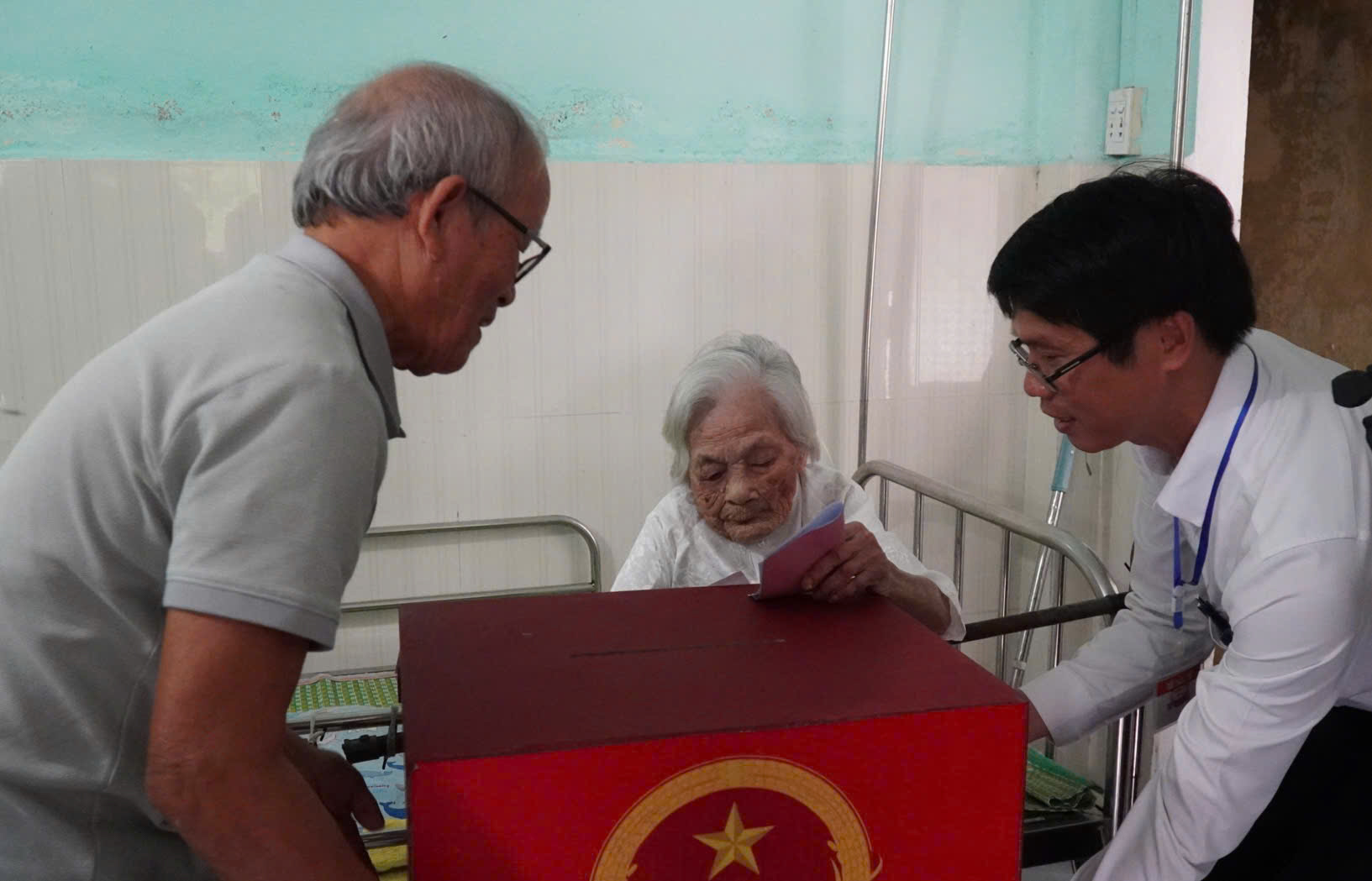Cụ bà 116 tuổi ở Đà Nẵng tự tay bỏ phiếu tại nhà trong ngày bầu cử 2026 - Ảnh 1.