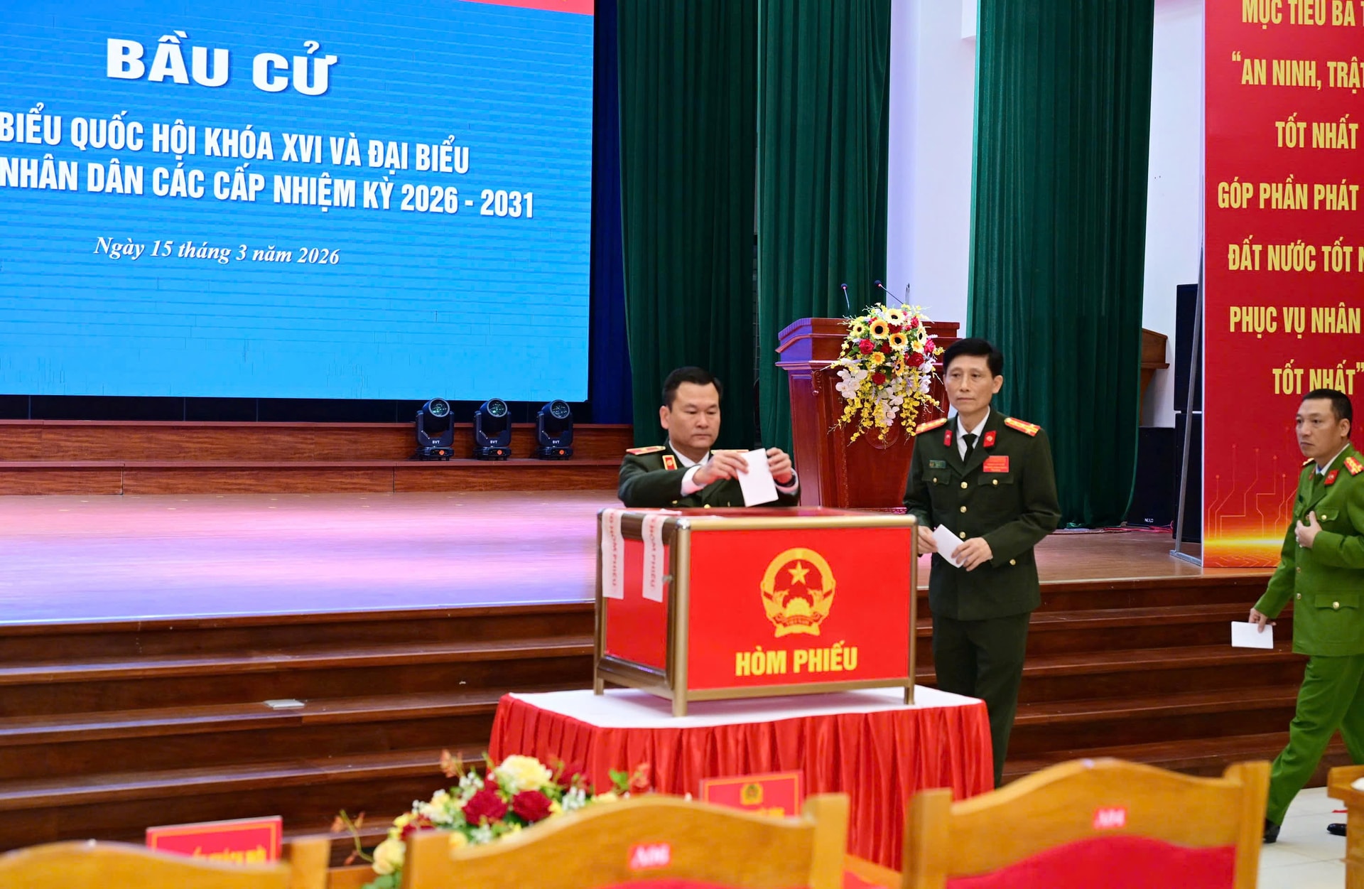 Gần 79 triệu cử tri cả nước đi bầu cử - Ảnh 1.