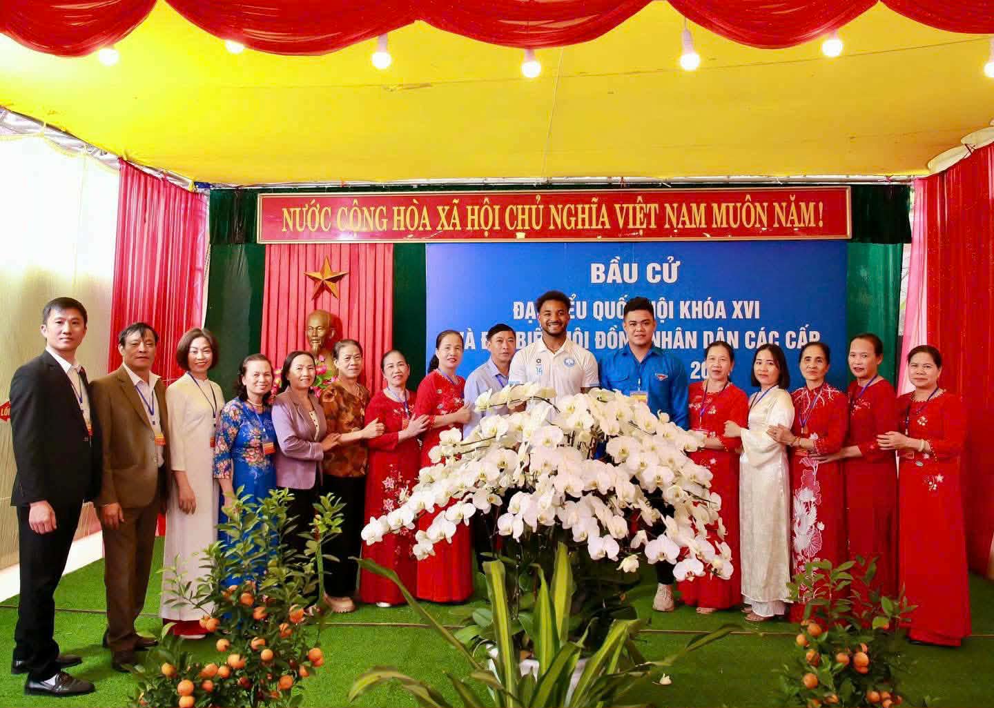 Cầu thủ Nguyễn Xu&acirc;n Son lần đầu đi bầu cử - Ảnh 4.