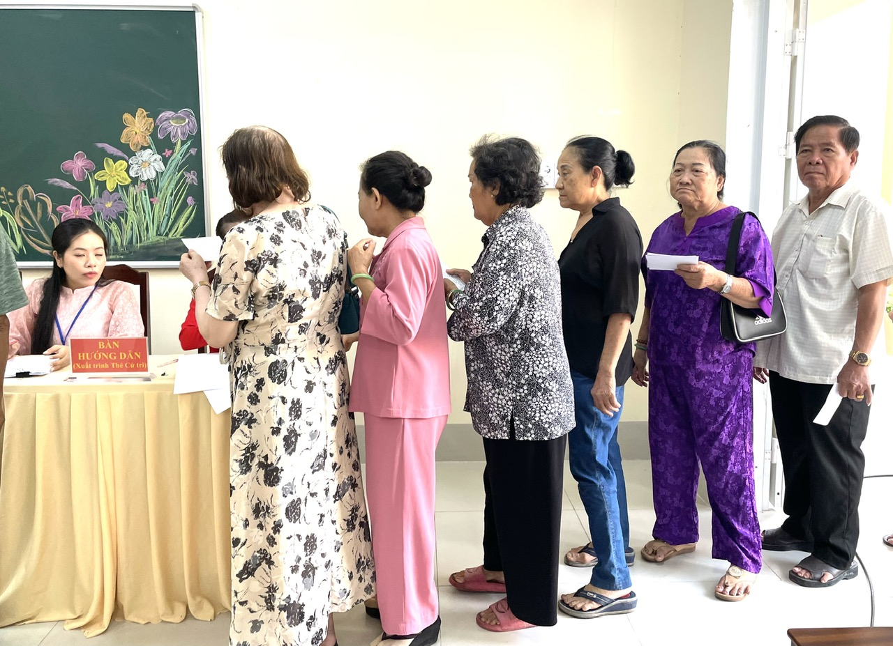 Cử tri TP Cần Thơ , Vĩnh Long nô nức đi bầu cử trong không khí phấn khởi - Ảnh 7.