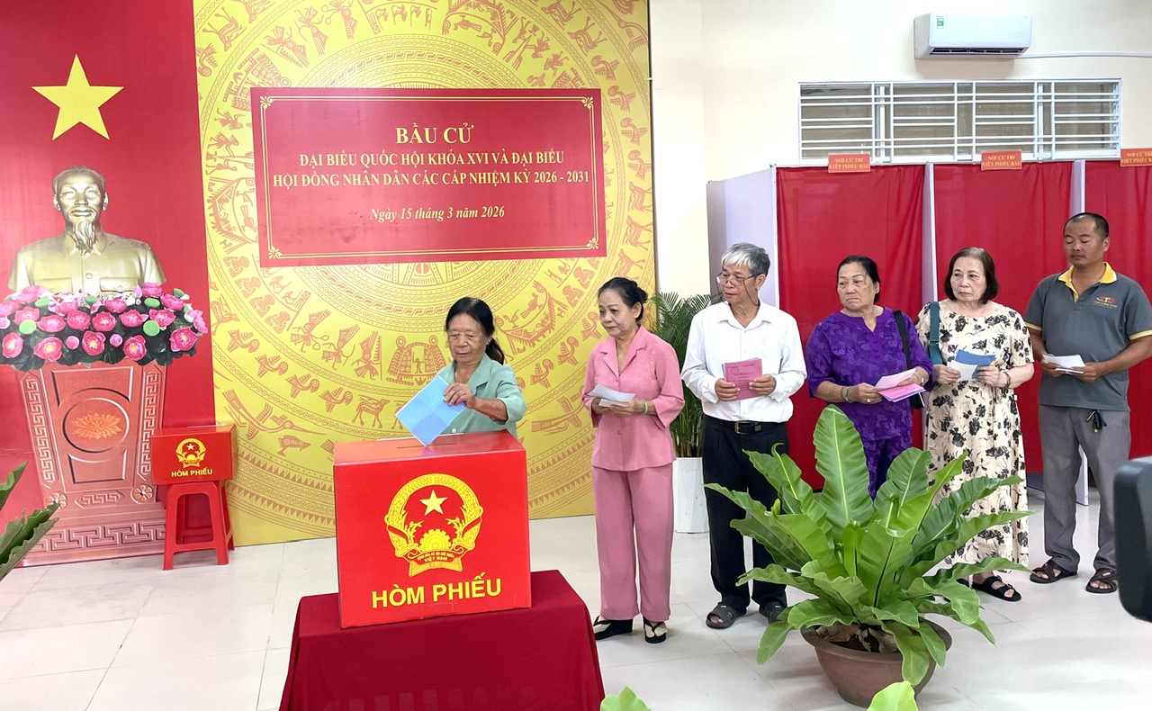 Cử tri TP Cần Thơ , Vĩnh Long nô nức đi bầu cử trong không khí phấn khởi - Ảnh 8.