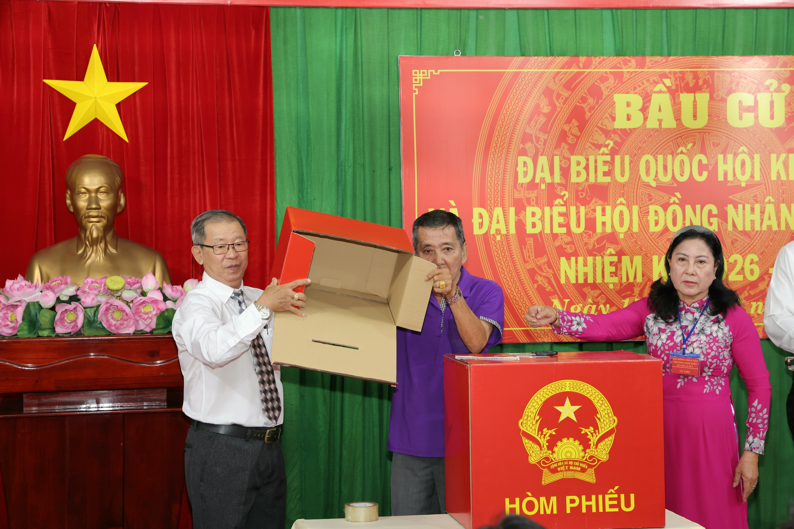 Cử tri TP Cần Thơ , Vĩnh Long nô nức đi bầu cử trong không khí phấn khởi - Ảnh 6.