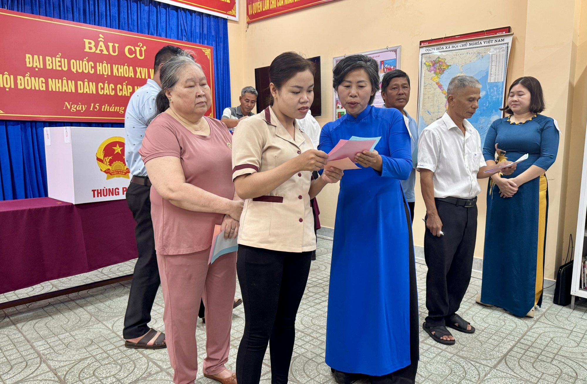 Cử tri Đặc khu Côn Đảo nô nức tham gia ngày bầu cử 2026 - Ảnh 3. Cử tri Đặc khu Côn Đảo nô nức tham gia ngày bầu cử 2026 - Ảnh 3.