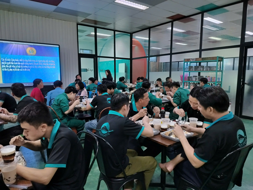 Giữ chân người lao động từ bữa ăn giữa ca - Ảnh 1. Giữ chân người lao động từ bữa ăn giữa ca - Ảnh 1.
