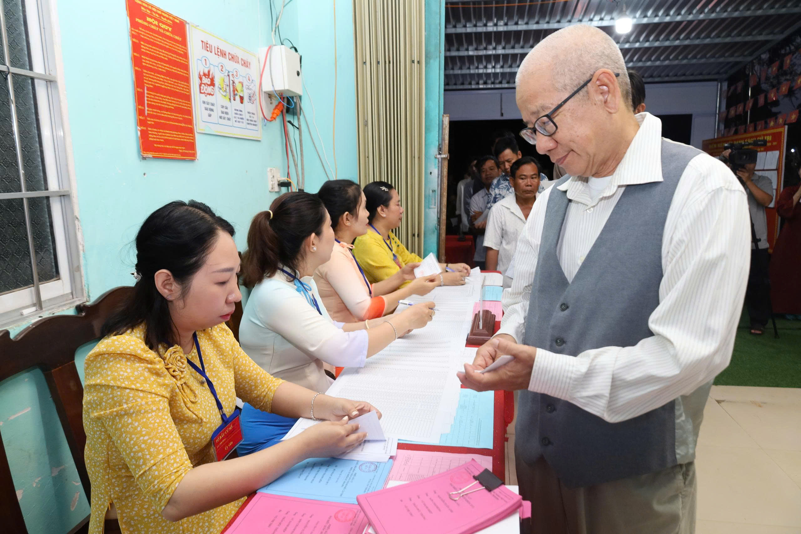 CLIP: Rộn ràng ngày bầu cử tại Cần Thơ, Vĩnh Long, An Giang, Tây Ninh - Ảnh 5.