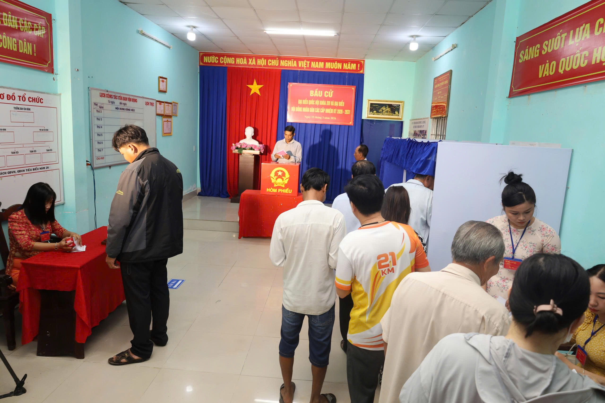 CLIP: Rộn ràng ngày bầu cử tại Cần Thơ, Vĩnh Long, An Giang, Tây Ninh - Ảnh 8.