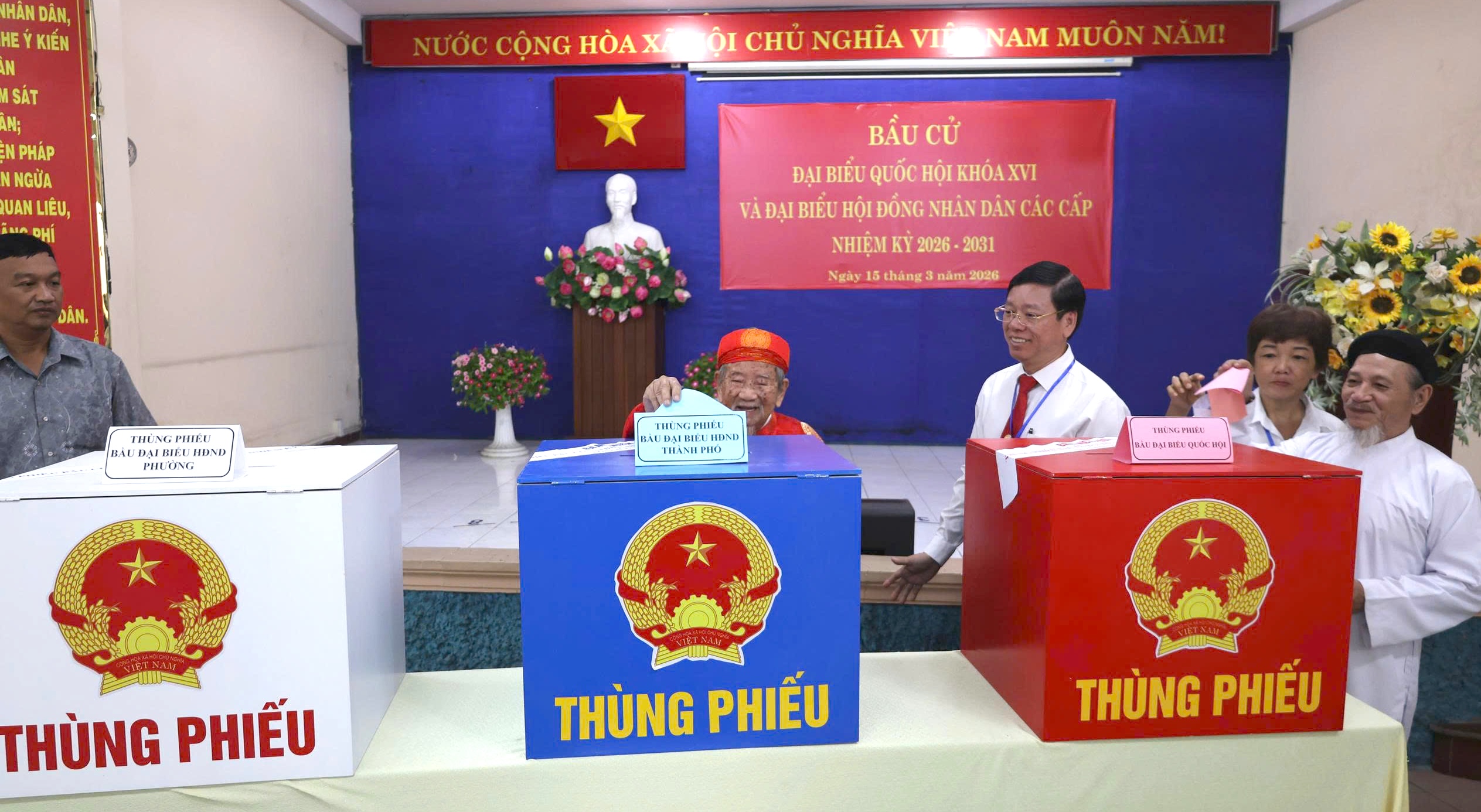 Nhà nghiêu cứu Nguyễn Đình Tư 106 tuổi trong áo dài đỏ đi bầu cử - Ảnh 6.