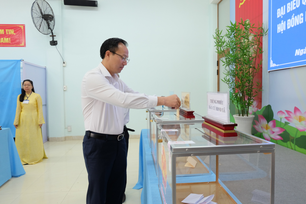 CLIP: Rộn ràng ngày bầu cử tại Cần Thơ, Vĩnh Long, An Giang, Tây Ninh - Ảnh 39.