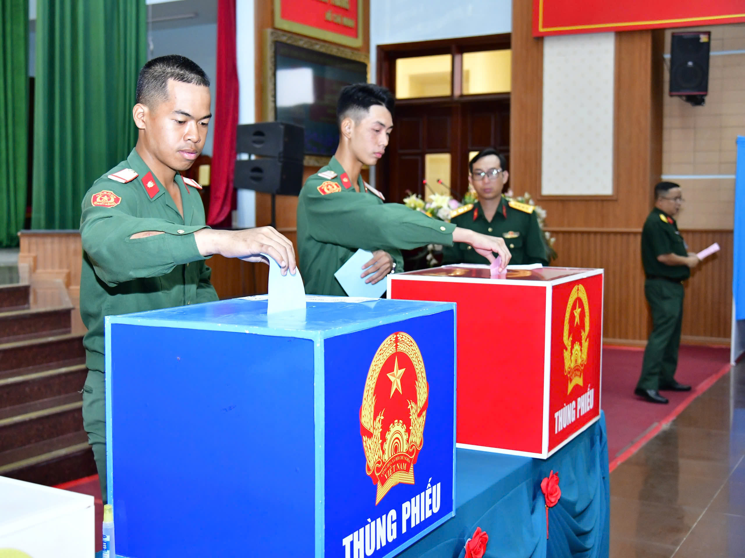 Video: Tâm sự của người lính TPHCM trong ngày bầu cử - Ảnh 5.