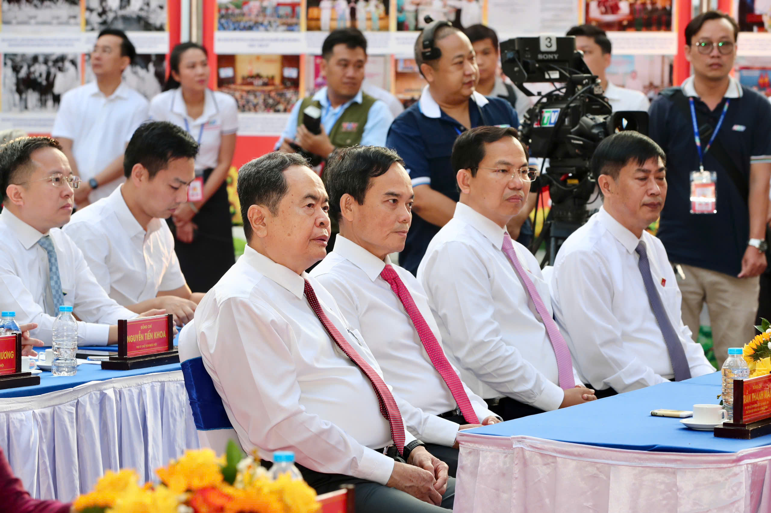 Chủ tịch Quốc hội, B&iacute; thư Th&agrave;nh ủy TPHCM bỏ phiếu bầu cử tại x&atilde; H&oacute;c M&ocirc;n - Ảnh 2.