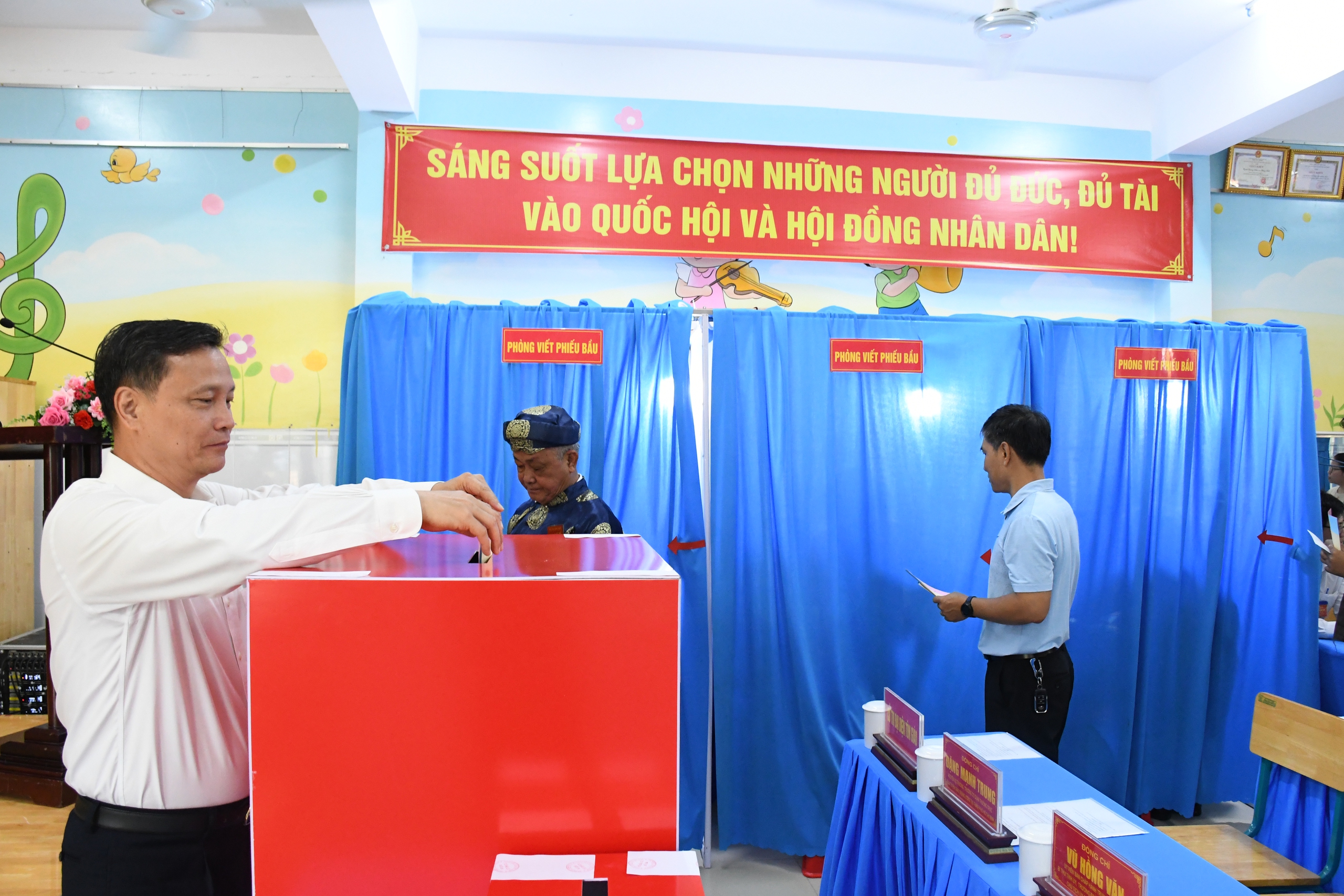 Hình ảnh Bí thư Tỉnh ủy Đồng Nai Vũ Hồng Văn dự khai mạc bầu cử tại phường Trấn Biên - Ảnh 9.