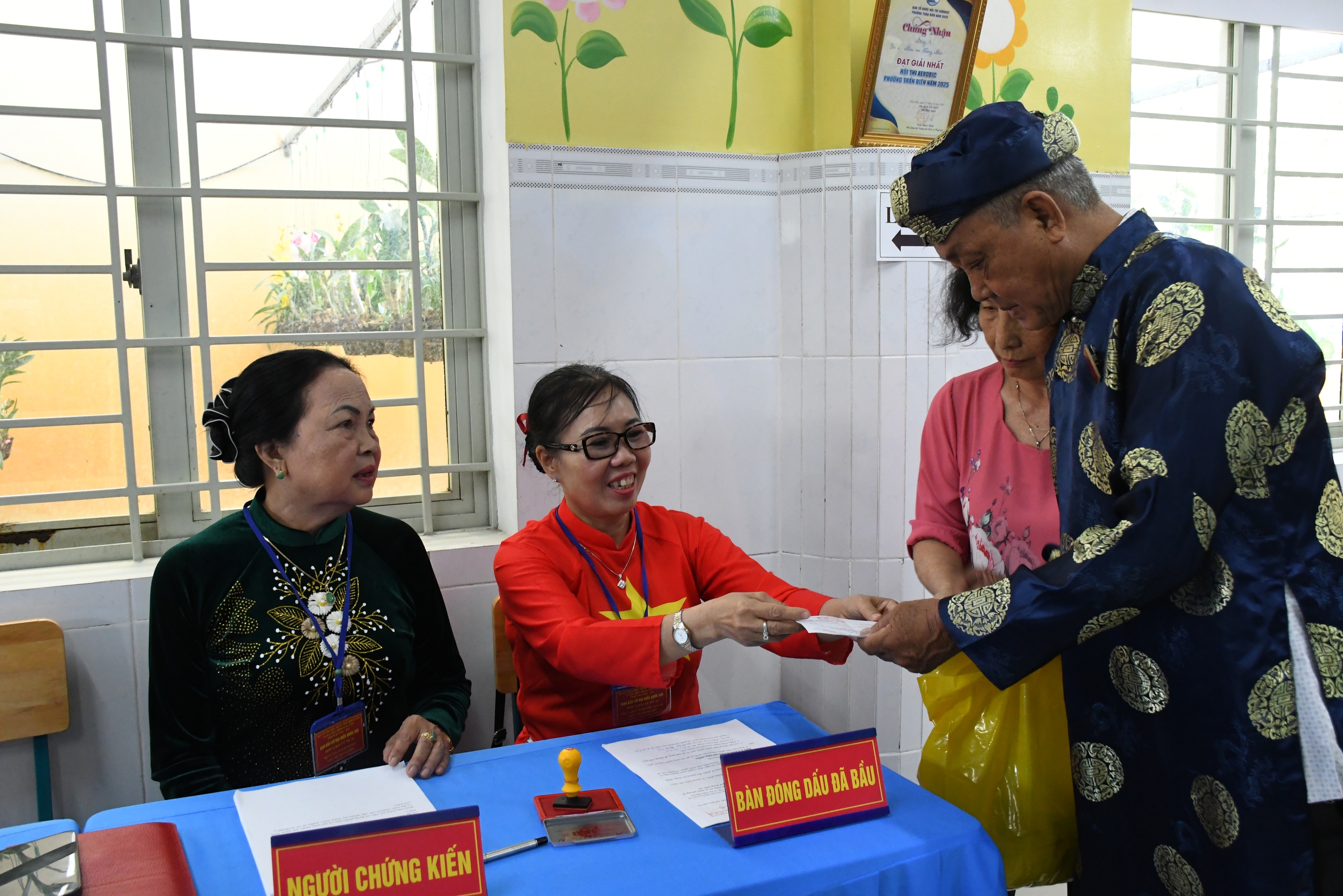 Hình ảnh Bí thư Tỉnh ủy Đồng Nai Vũ Hồng Văn dự khai mạc bầu cử tại phường Trấn Biên - Ảnh 13.