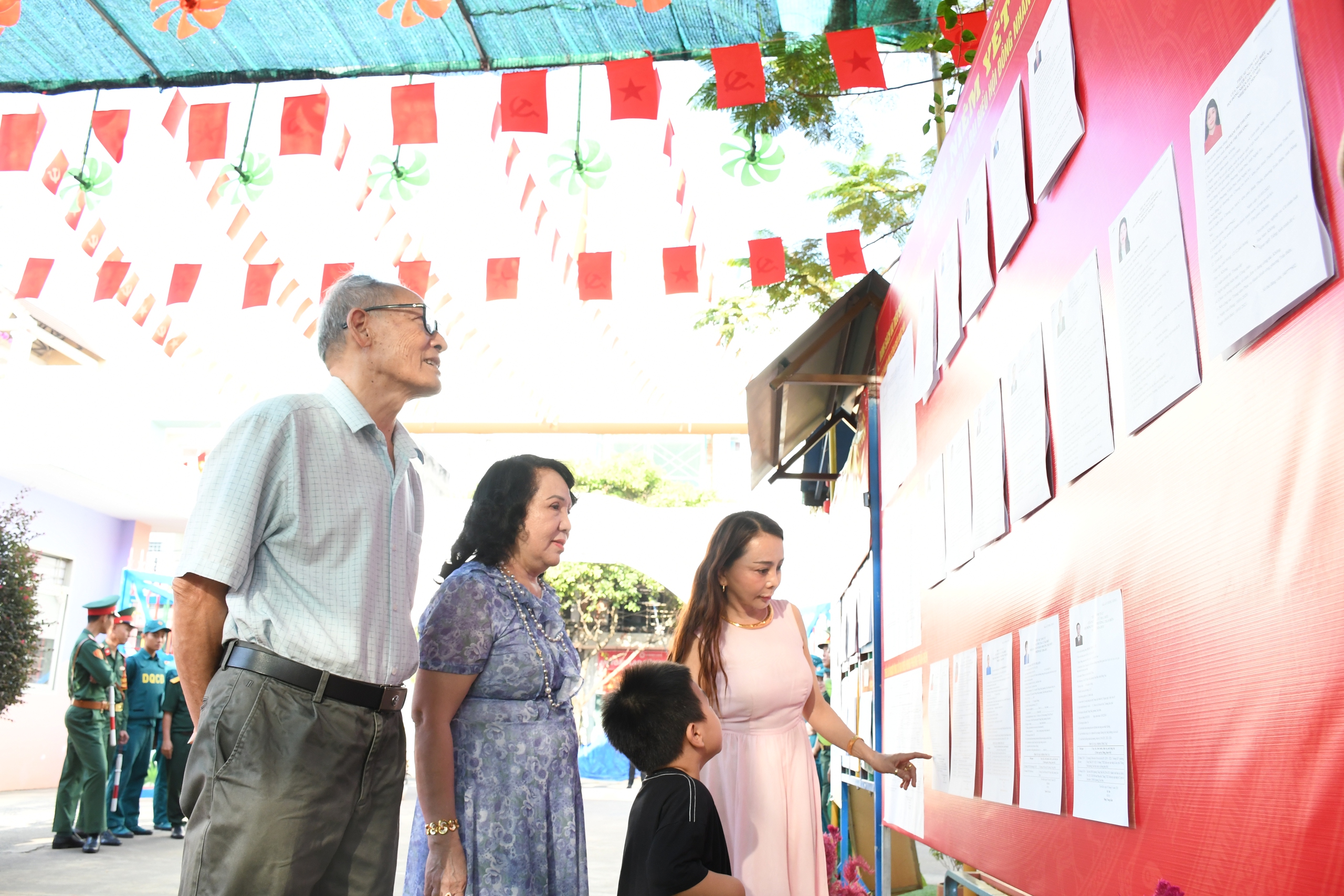 Hình ảnh Bí thư Tỉnh ủy Đồng Nai Vũ Hồng Văn dự khai mạc bầu cử tại phường Trấn Biên - Ảnh 3.