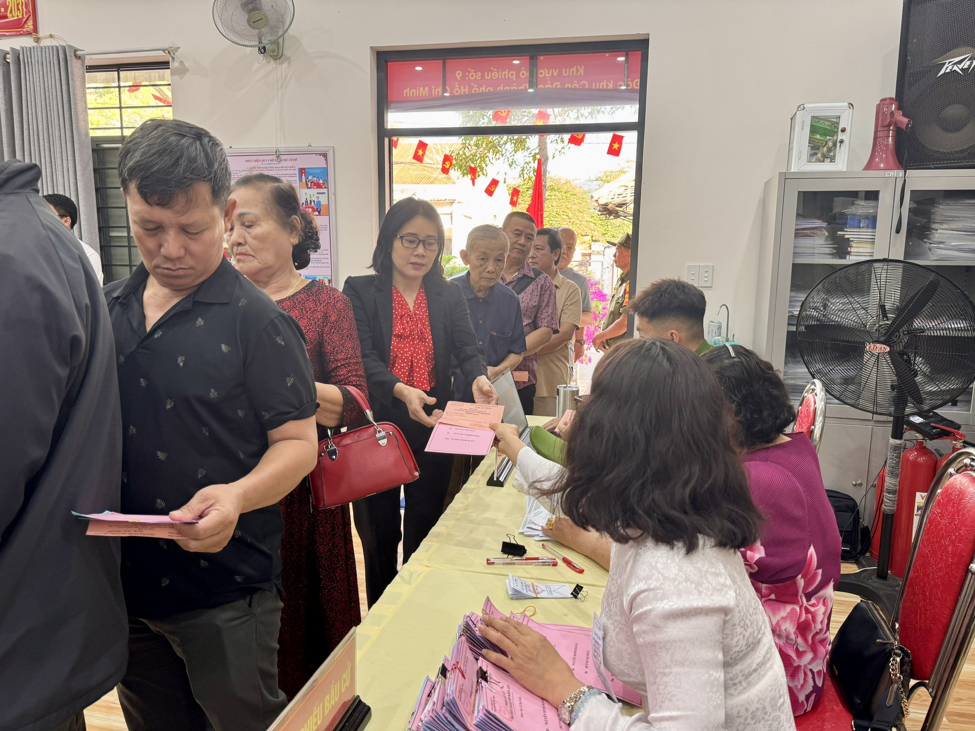 Cử tri Đặc khu Côn Đảo nô nức tham gia ngày bầu cử 2026 - Ảnh 10. Cử tri Đặc khu Côn Đảo nô nức tham gia ngày bầu cử 2026 - Ảnh 10.