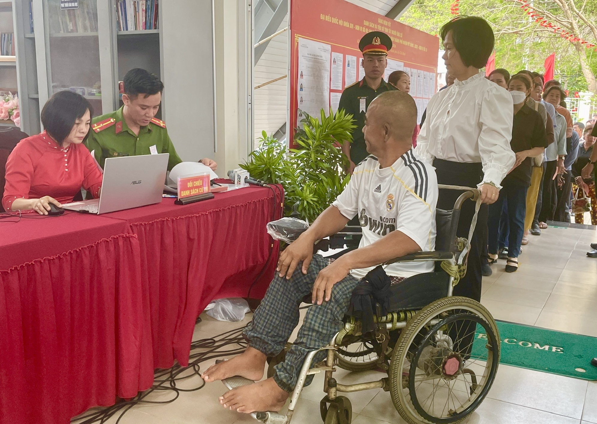 Cử tri Đặc khu Côn Đảo nô nức tham gia ngày bầu cử 2026 - Ảnh 4. Cử tri Đặc khu Côn Đảo nô nức tham gia ngày bầu cử 2026 - Ảnh 4.