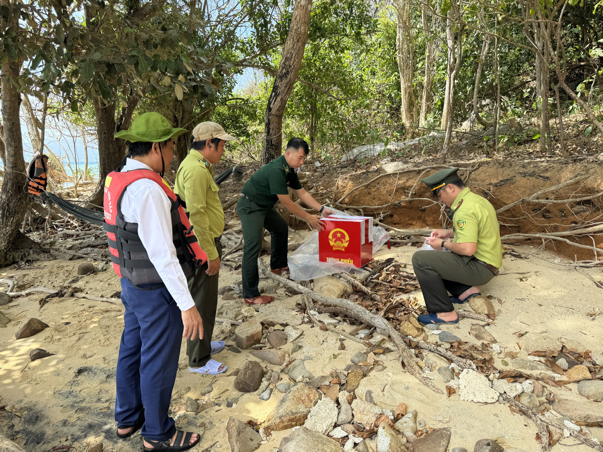 Vượt s&oacute;ng đưa th&ugrave;ng phiếu đến cử tri: Quyền bầu cử kh&ocirc;ng bi&ecirc;n giới - Ảnh 5.