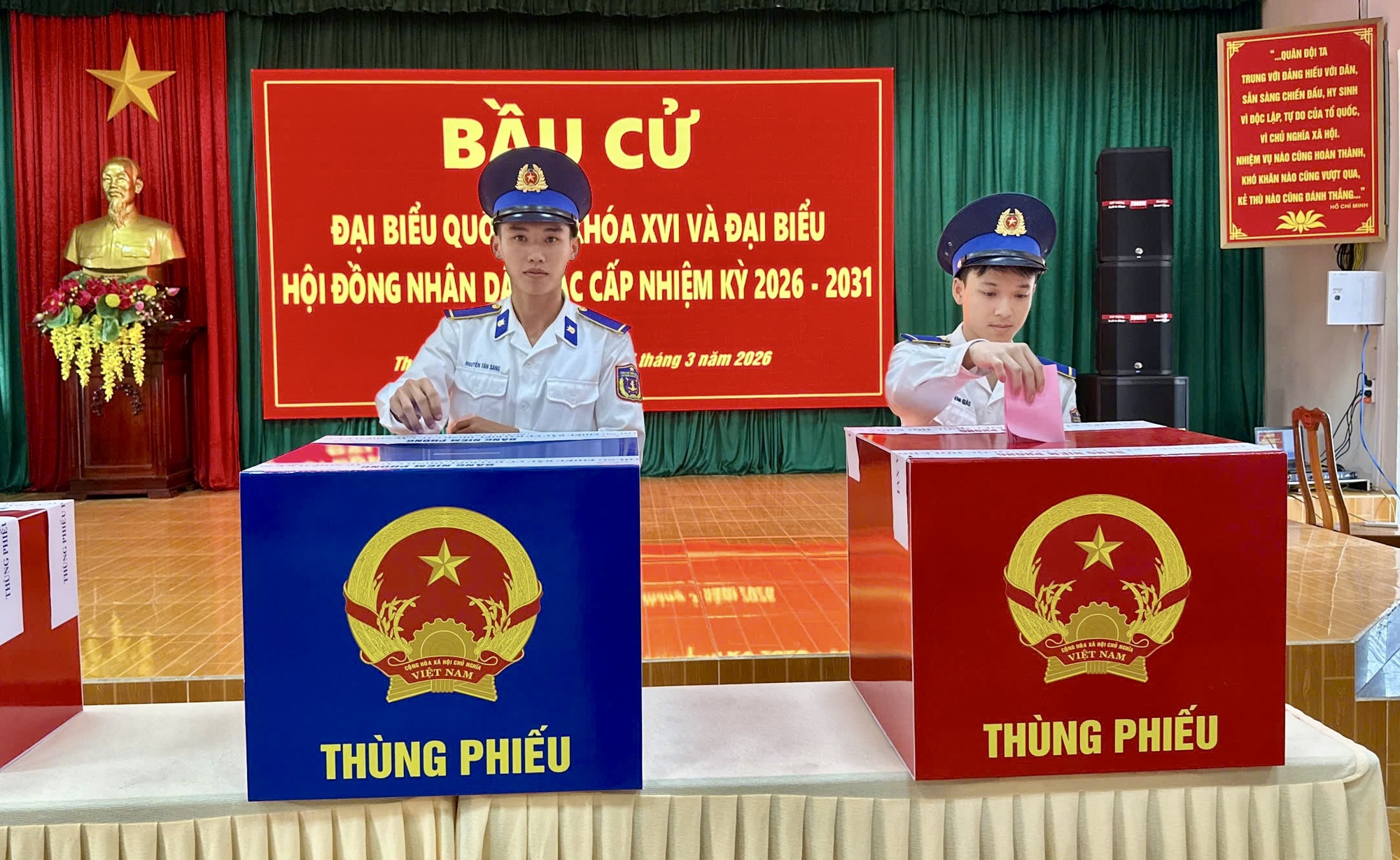 Cử tri Đặc khu Côn Đảo nô nức tham gia ngày bầu cử 2026 - Ảnh 12. Cử tri Đặc khu Côn Đảo nô nức tham gia ngày bầu cử 2026 - Ảnh 12.