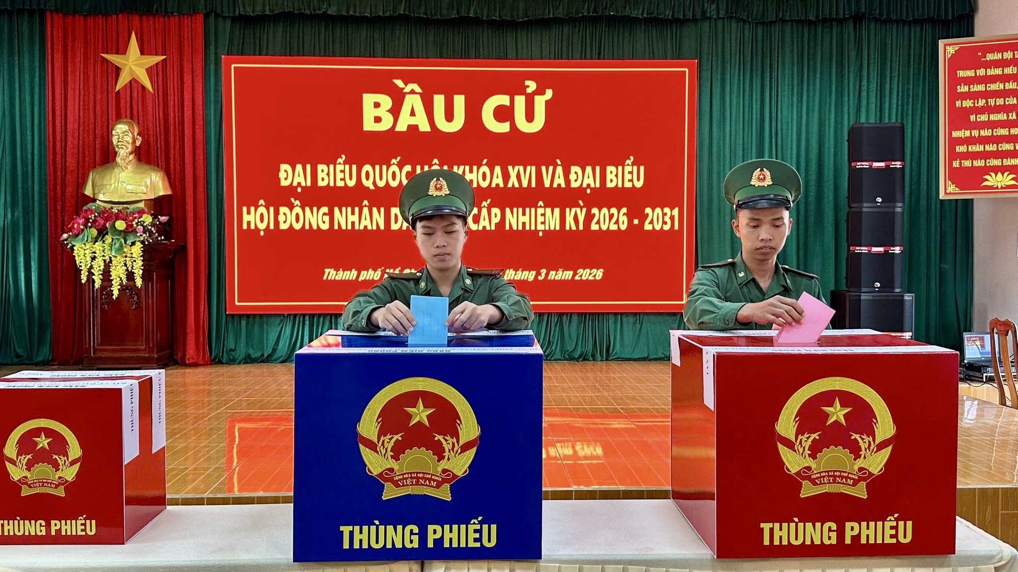 Cử tri Đặc khu Côn Đảo nô nức tham gia ngày bầu cử 2026 - Ảnh 15. Cử tri Đặc khu Côn Đảo nô nức tham gia ngày bầu cử 2026 - Ảnh 15.