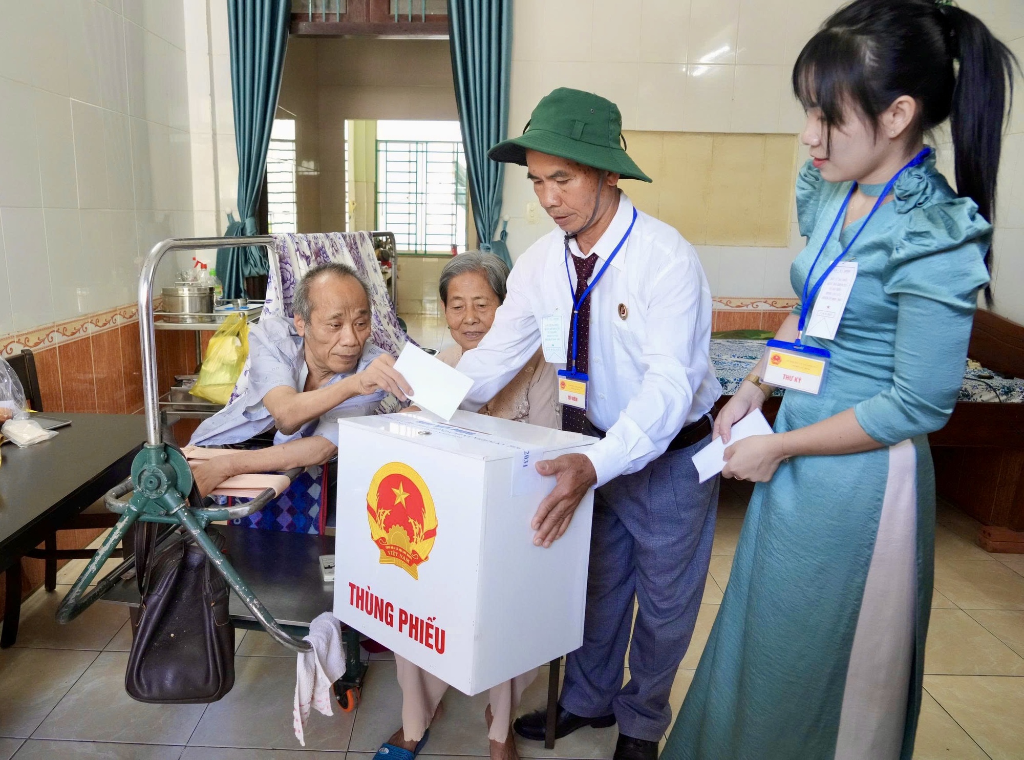 Những người l&iacute;nh đặc biệt trong ng&agrave;y bầu cử - Ảnh 11.