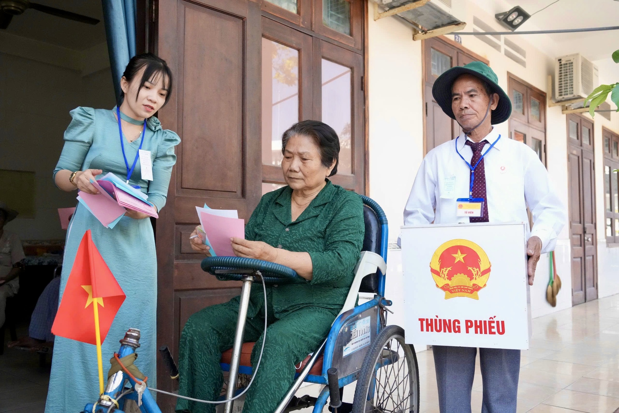 Những người l&iacute;nh đặc biệt trong ng&agrave;y bầu cử - Ảnh 3.