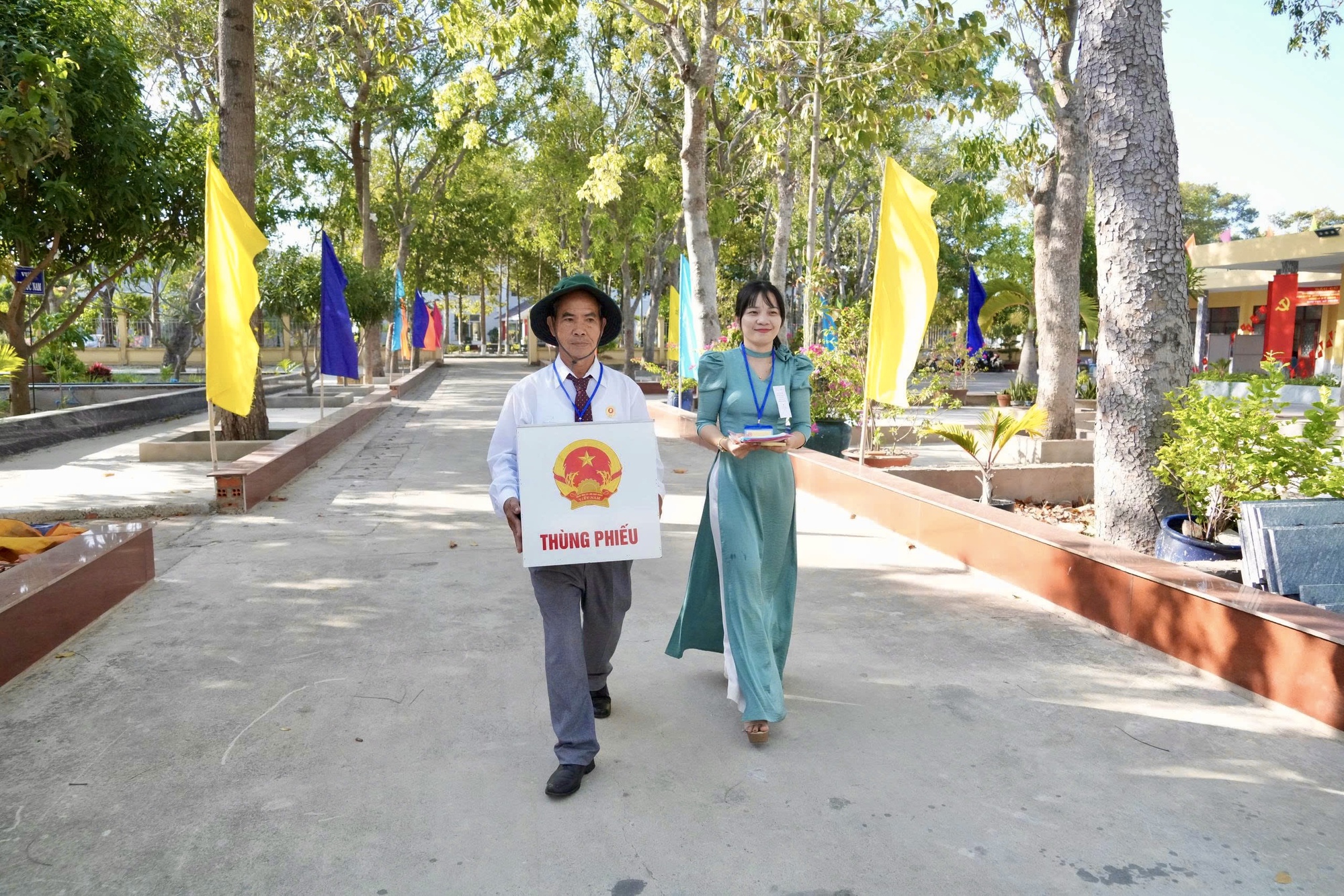 Những người l&iacute;nh đặc biệt trong ng&agrave;y bầu cử - Ảnh 5.